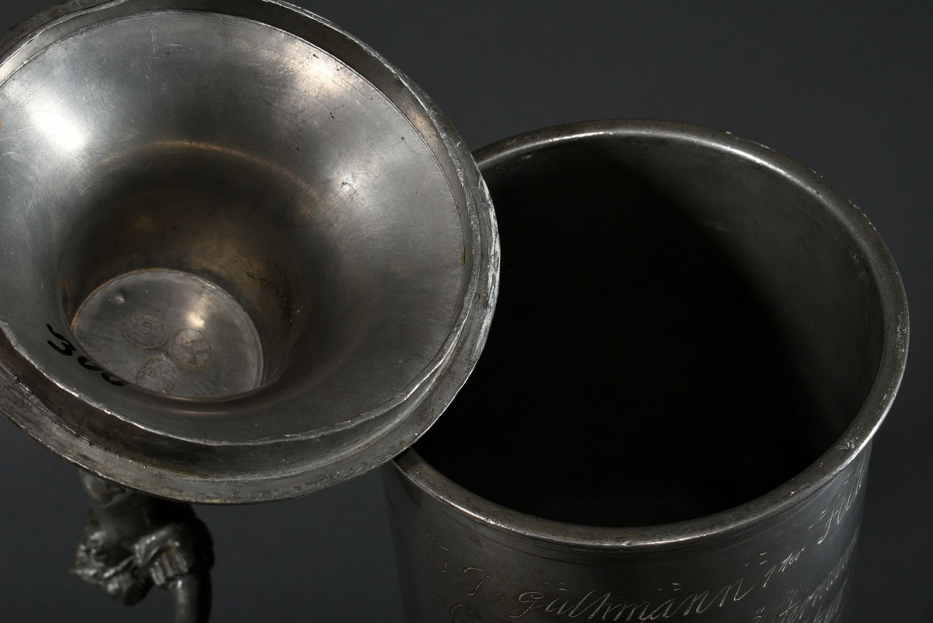 Large pewter guild cup "Willkomm" with plastic lid crowning "flag bearer", engraved inscription "Es - Image 5 of 12