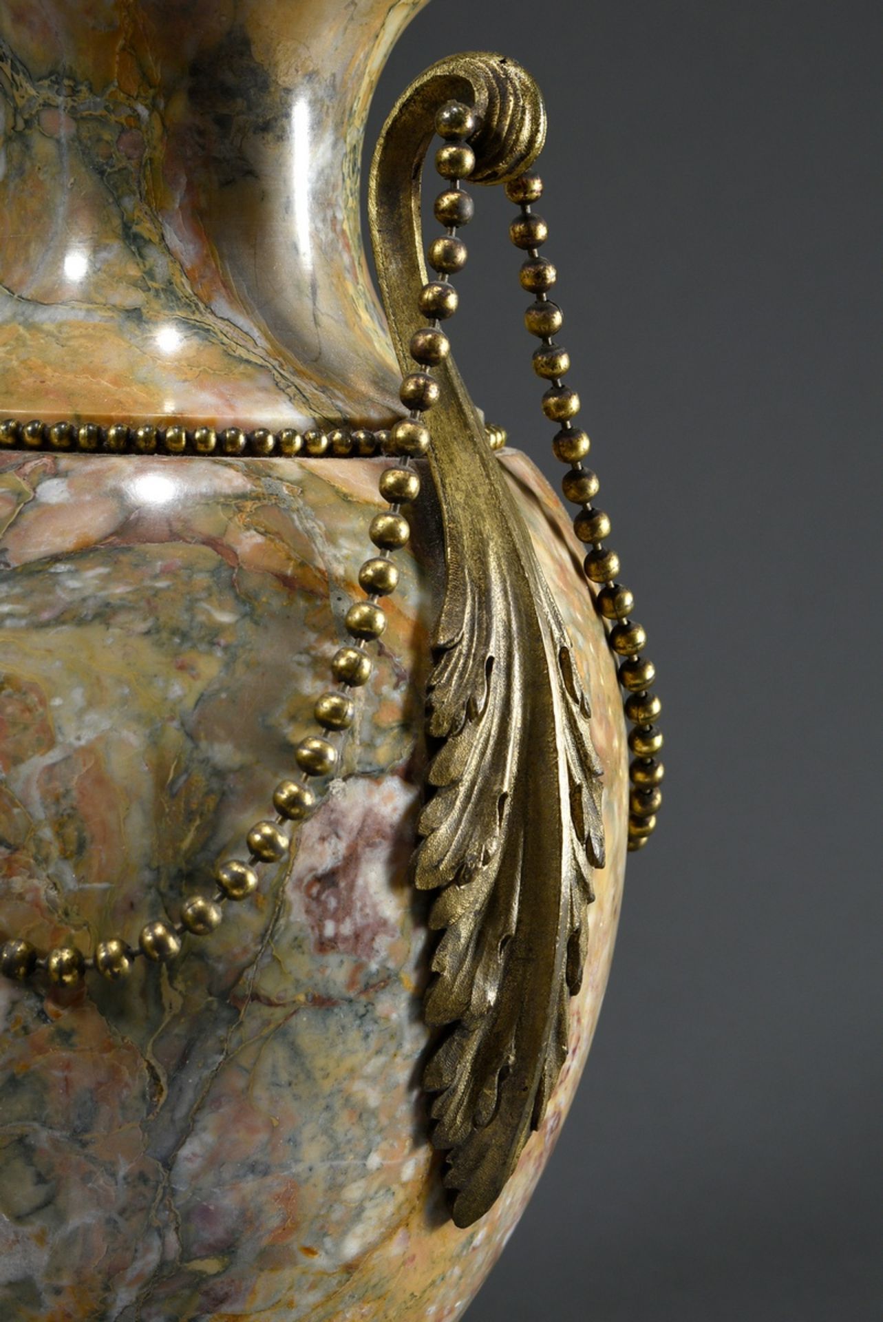 Paar Kamin-Deckelvasen im Louis XVI Stil, Giallo Antico Marmor mit feiner feuervergoldeter Bronze M - Bild 9 aus 9