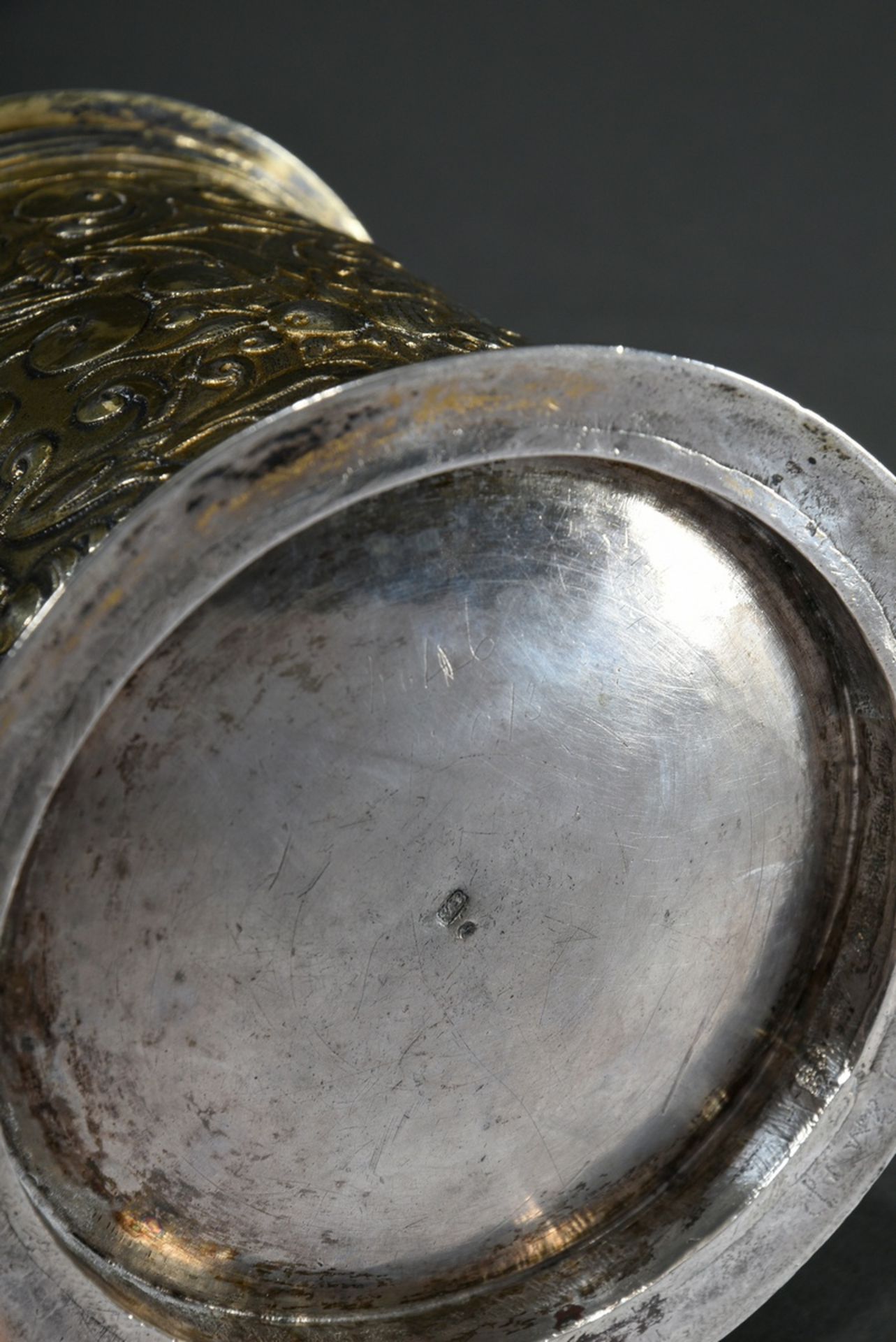 Small Mannerist lidded tankard with "fruit hangings and winged angels' heads" between scrollwork ov - Image 11 of 11