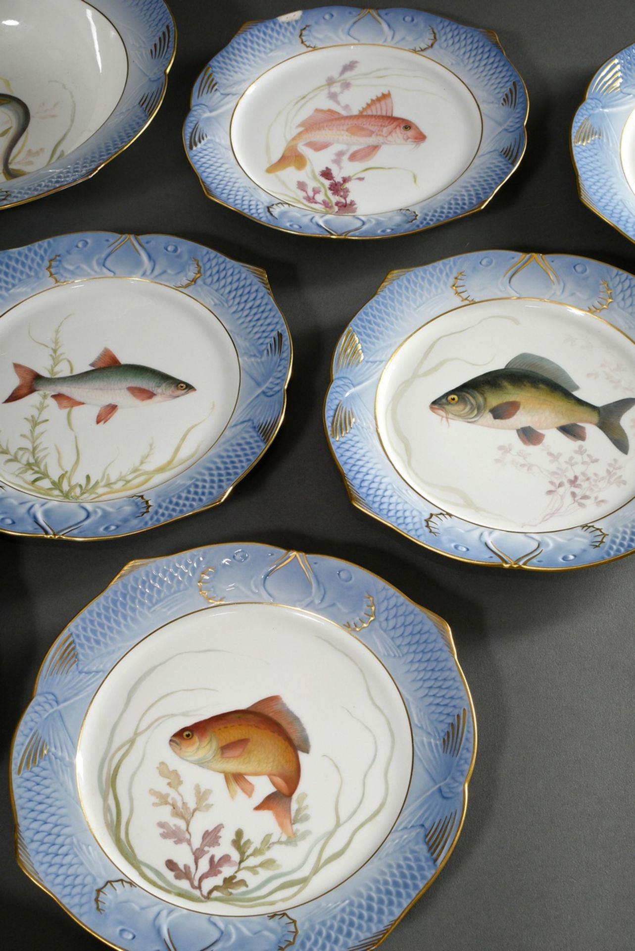 14 Teile Royal Copenhagen Fischservice mit blauem Reliefrand: 10 Teller (3002, Ø 23cm, 2x am Rand b - Bild 9 aus 15