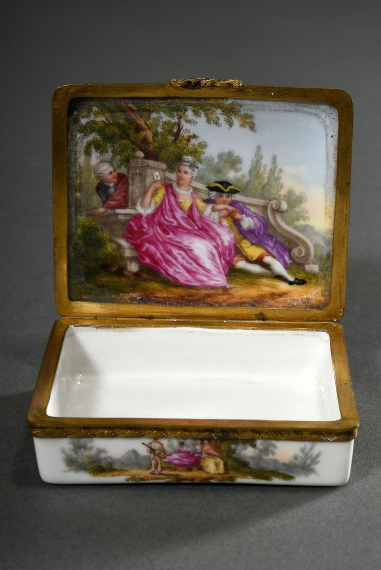 Porcelain tabatiere with format-filling Commedia dell'Arte depiction "Dottore, Colombina and Scaram - Image 6 of 8