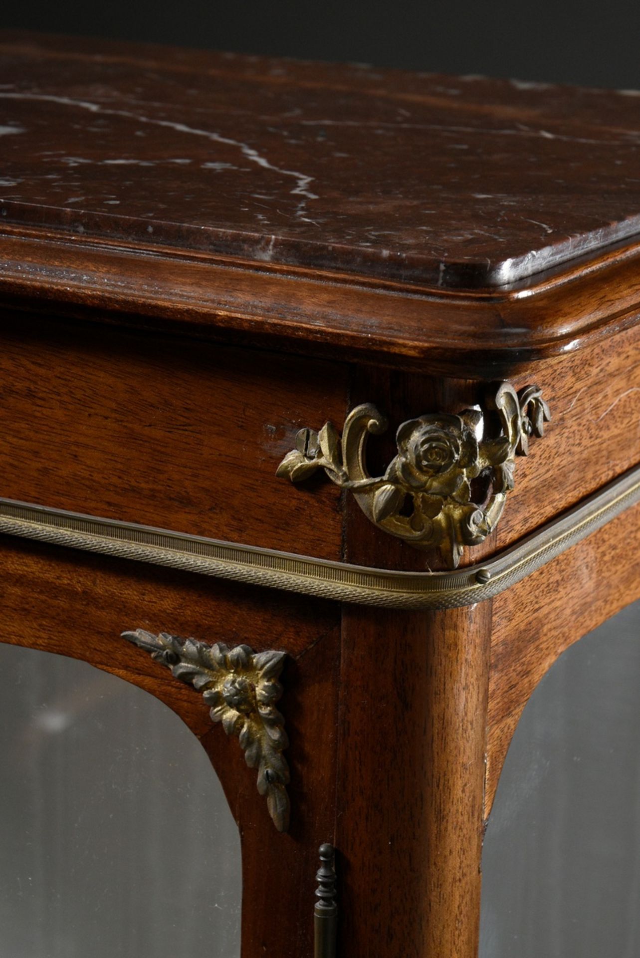 Small Louis XV style Wilhelminian display case on delicate legs, mahogany with bronze fittings and - Image 5 of 9