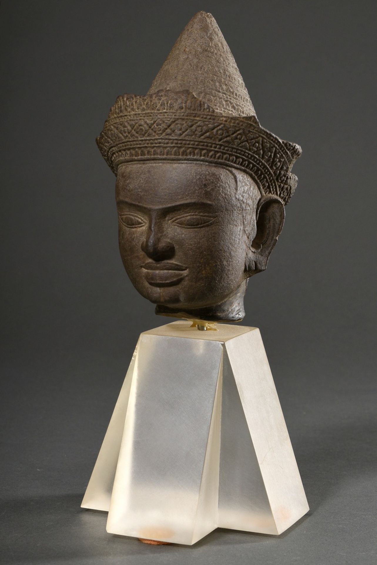 Excellent Khmer sandstone head "Vishnu" with conical chignon (mukuta) and laced diadem, finely work - Image 2 of 5