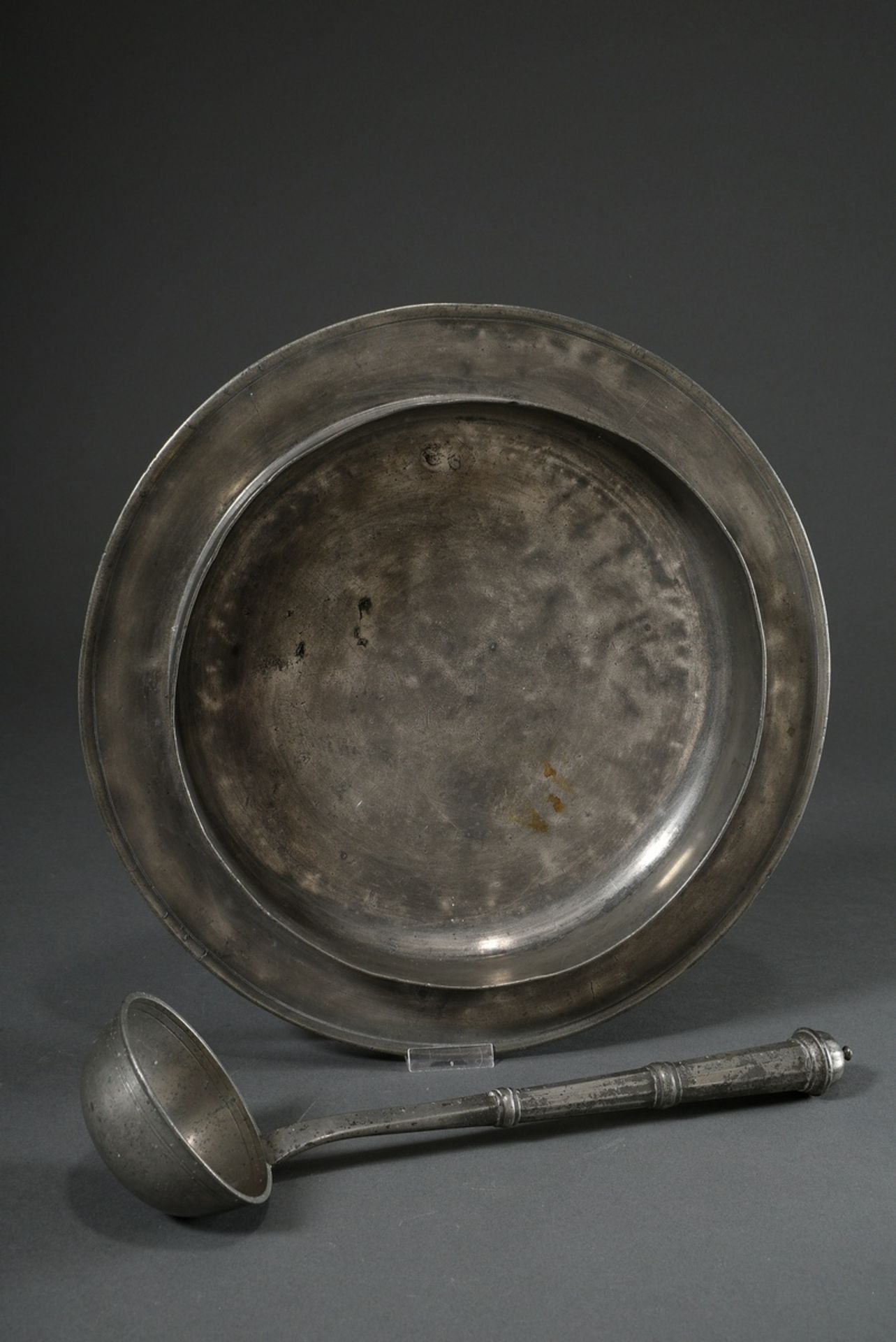 Large Lübeck pewter plate with a striped rim (Ø 36cm), on the reverse with engraved owner's mark "J - Image 2 of 8