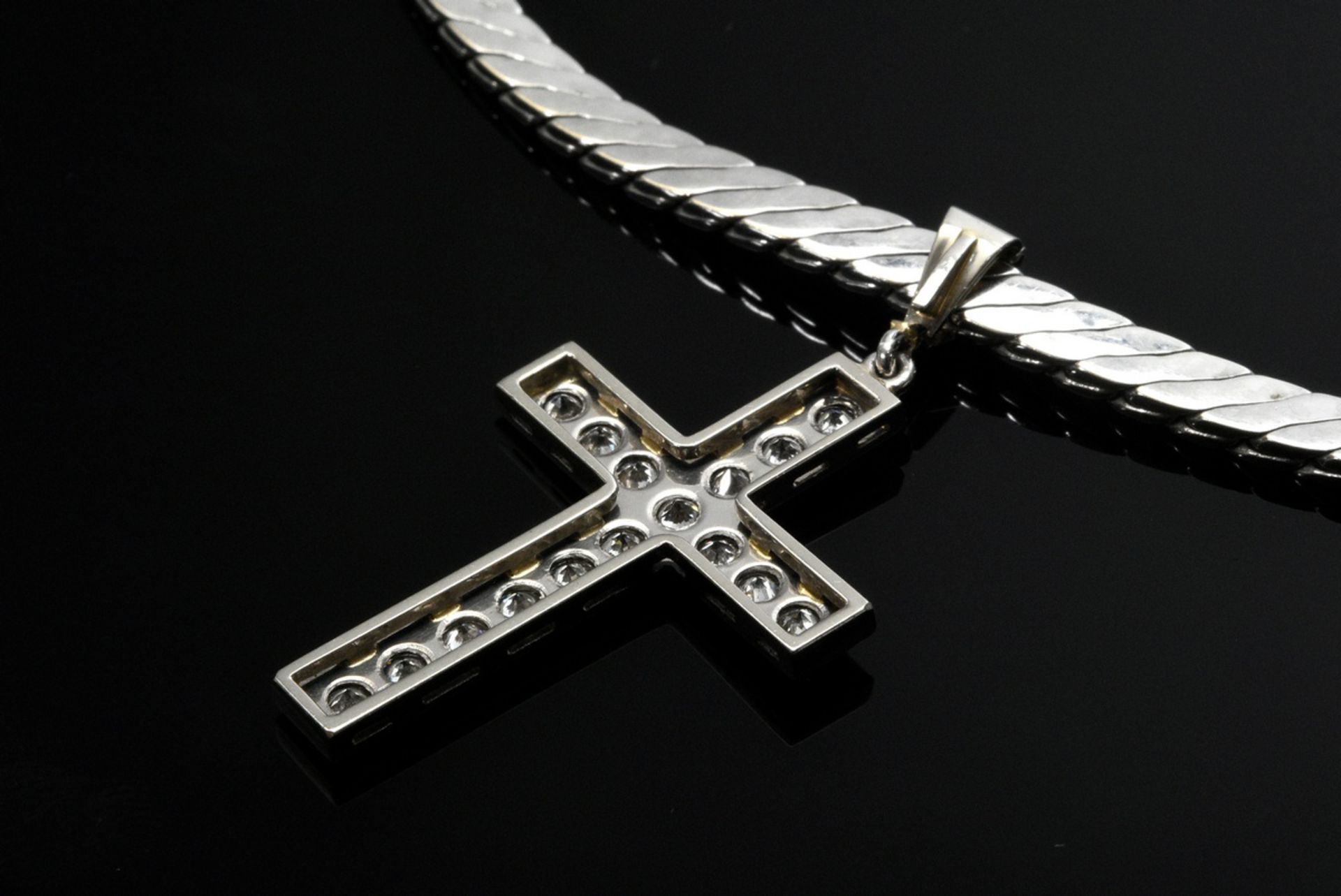 Wide satin white gold 585 necklace (42g, l. 42,3cm) with brilliant cut diamond "cross" pendant clip - Image 2 of 3