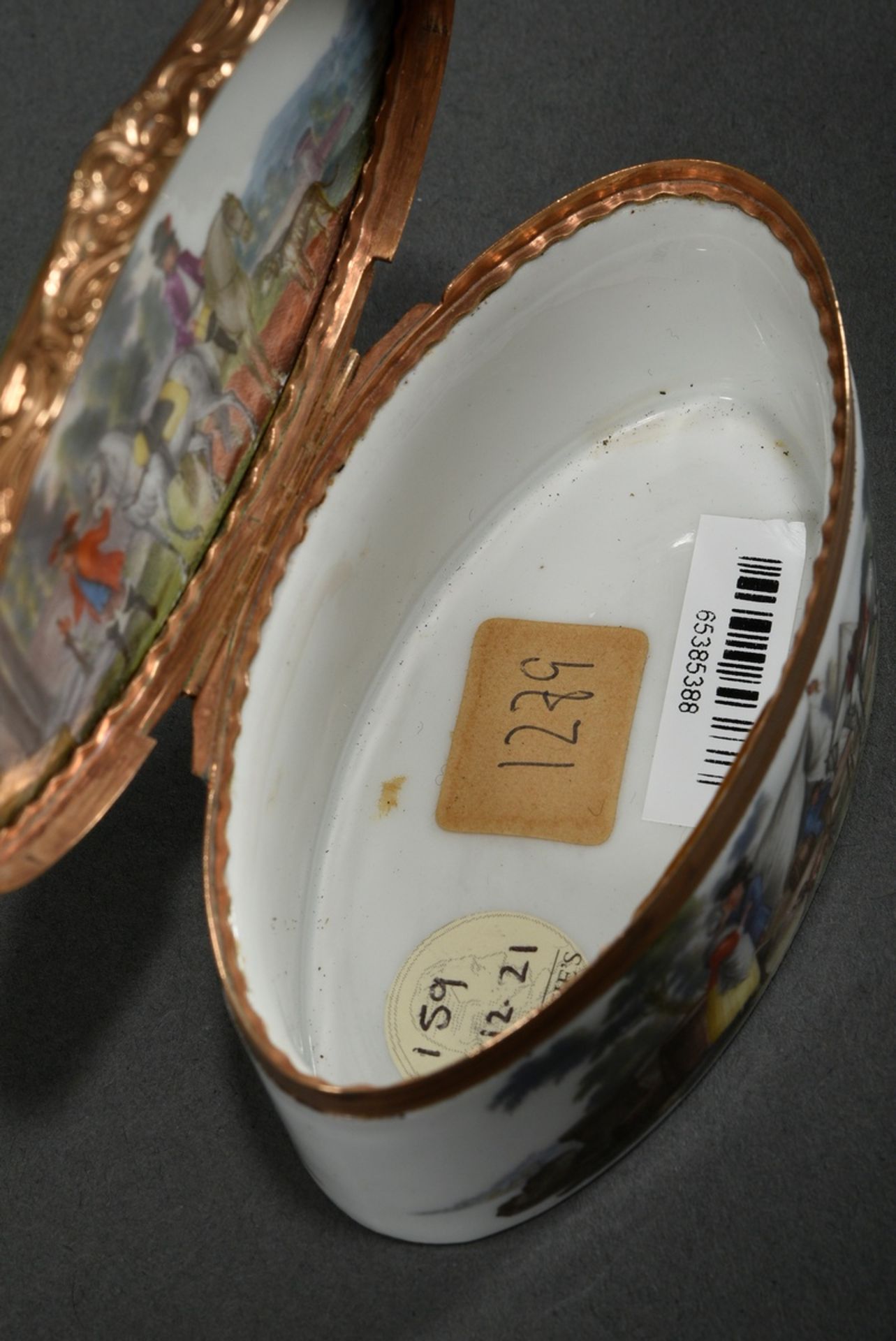 Oblong Höchst porcelain snuff box with floral engraved gold mount and delicate painting on the outs - Image 8 of 8