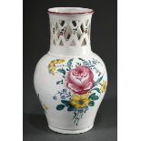 Glinitzer Vase mit Gitterrand über Balusterkorpus, Fayence weiß glasiert mit polycromer Muffelfarbe