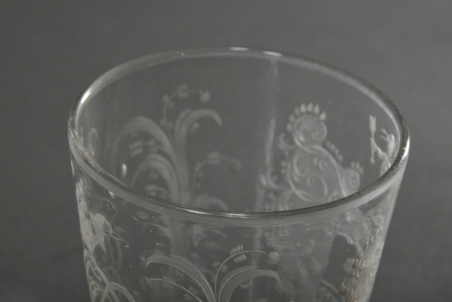 Barockes Becherglas in konischer Form mit ligiertem Spiegelmonogramm zwischen Palmzweigen unter Kro - Bild 3 aus 4