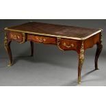 Französisches Bureau Plat im Louis XV Stil auf hohen geschweiften Beinen mit reichen Bronzebeschläg