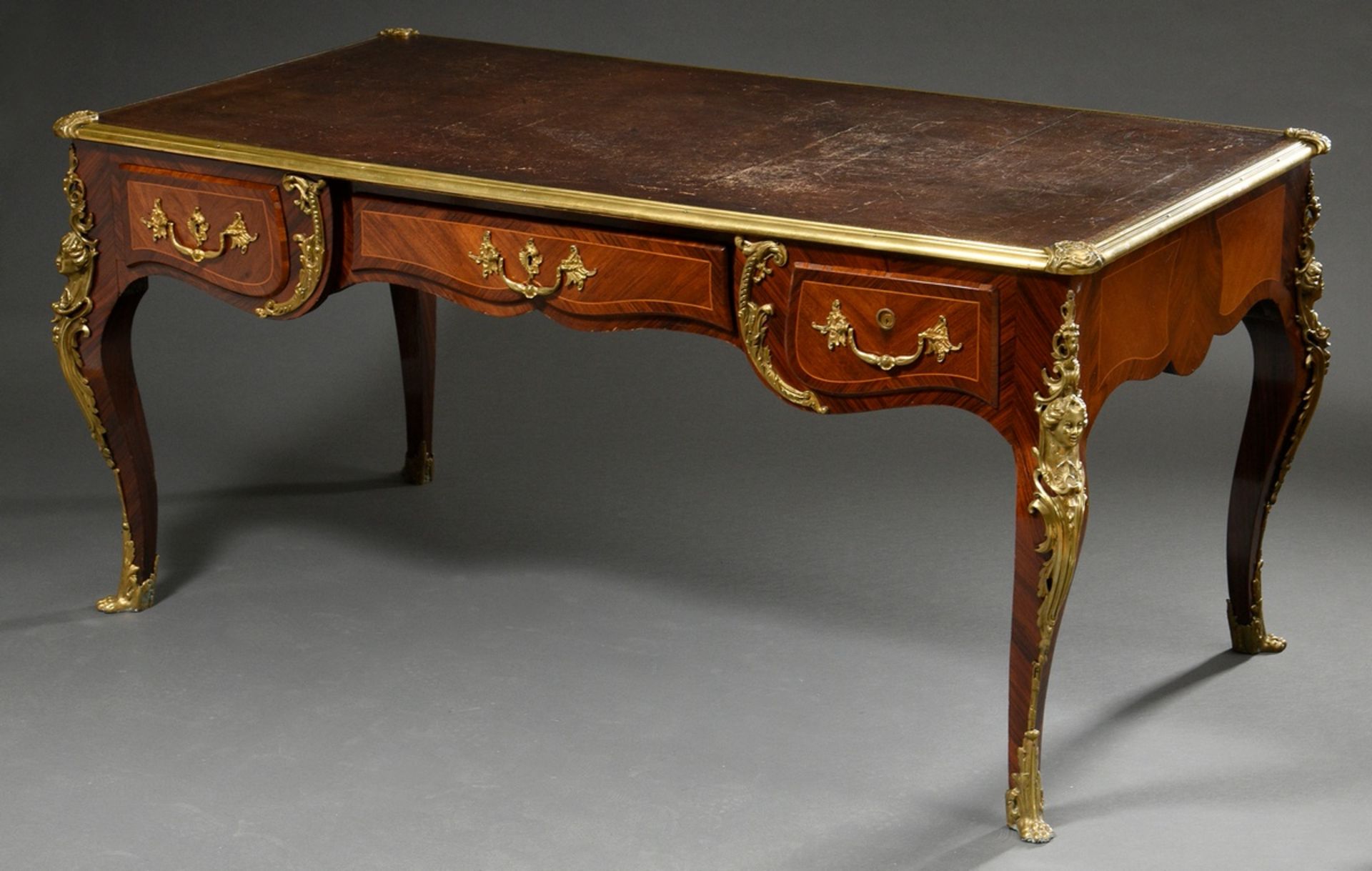 Französisches Bureau Plat im Louis XV Stil auf hohen geschweiften Beinen mit reichen Bronzebeschläg