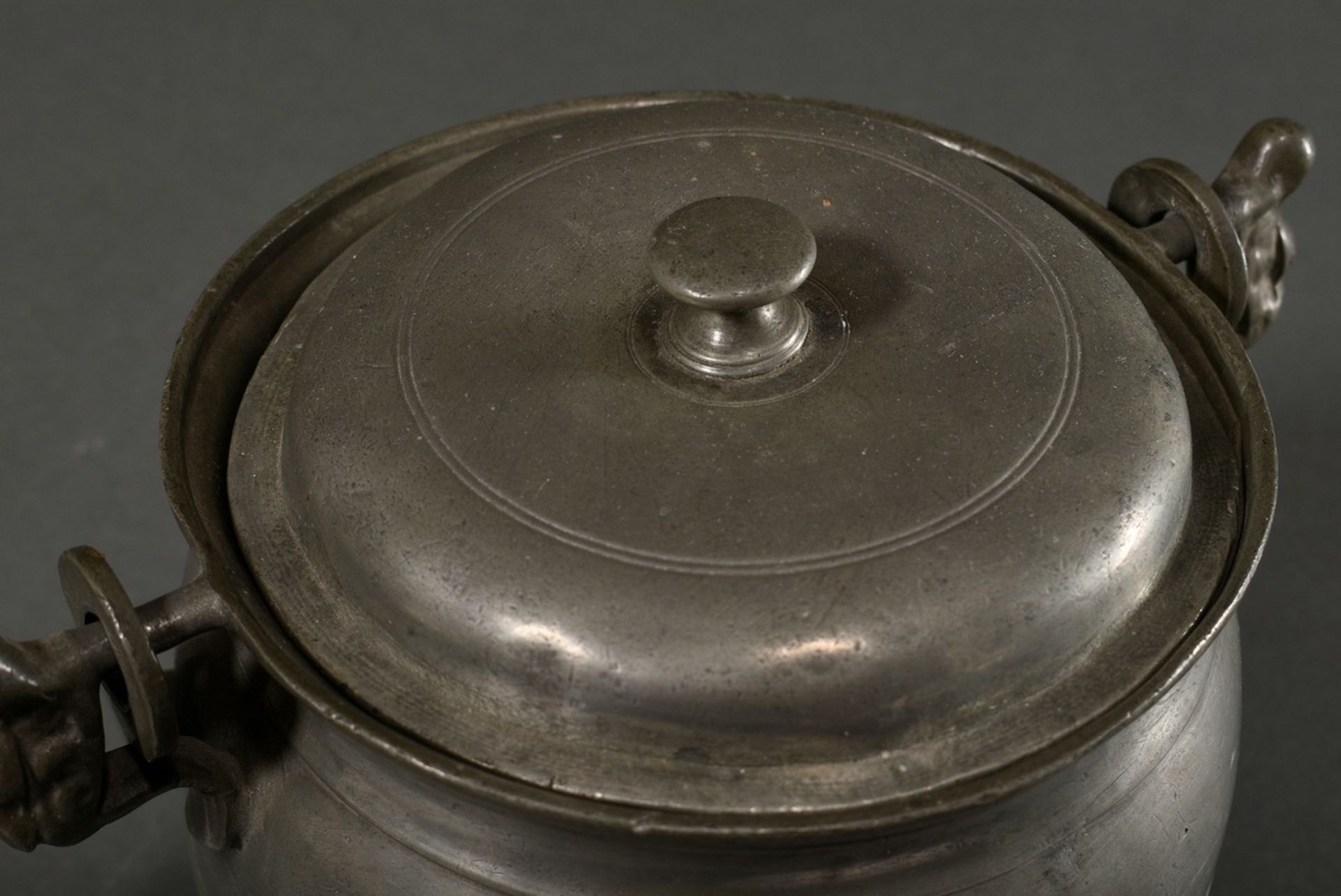 2 Various pieces of Lübeck pewter: Hangelpott with figurally shaped handles (food carrier), MZ: Cla - Image 5 of 10