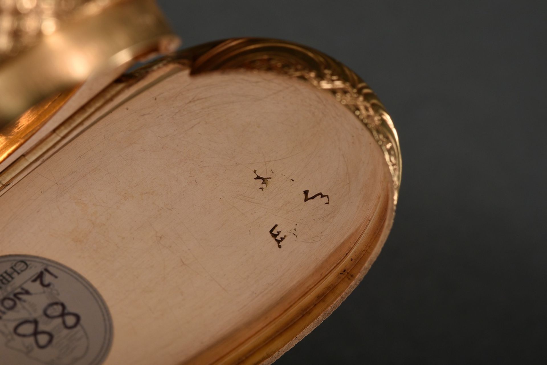 A very fine oval snuff box in tricolour gold, all sides geometrically chased with rocaille cartouch - Image 6 of 8