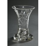 Freimaurer Schnapsglas mit trichterförmiger Kuppa und eingeschliffenen Symbolen in Schleifenkartusc