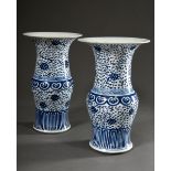 2 Chinesische Gu Porzellan Vase mit floralem Blaumalerei Dekor "Lotosranken" nach Ming Vorbild, 19.