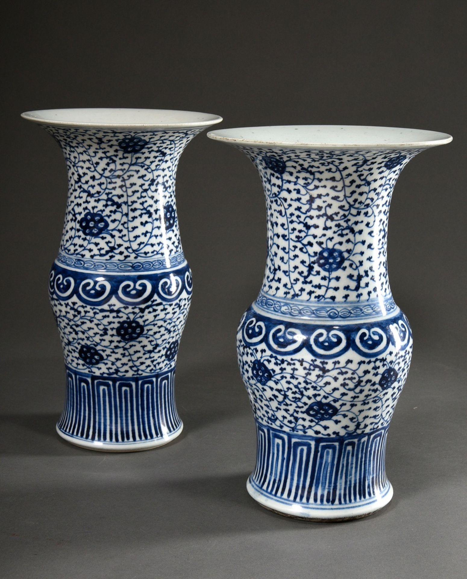 2 Chinesische Gu Porzellan Vase mit floralem Blaumalerei Dekor "Lotosranken" nach Ming Vorbild, 19.