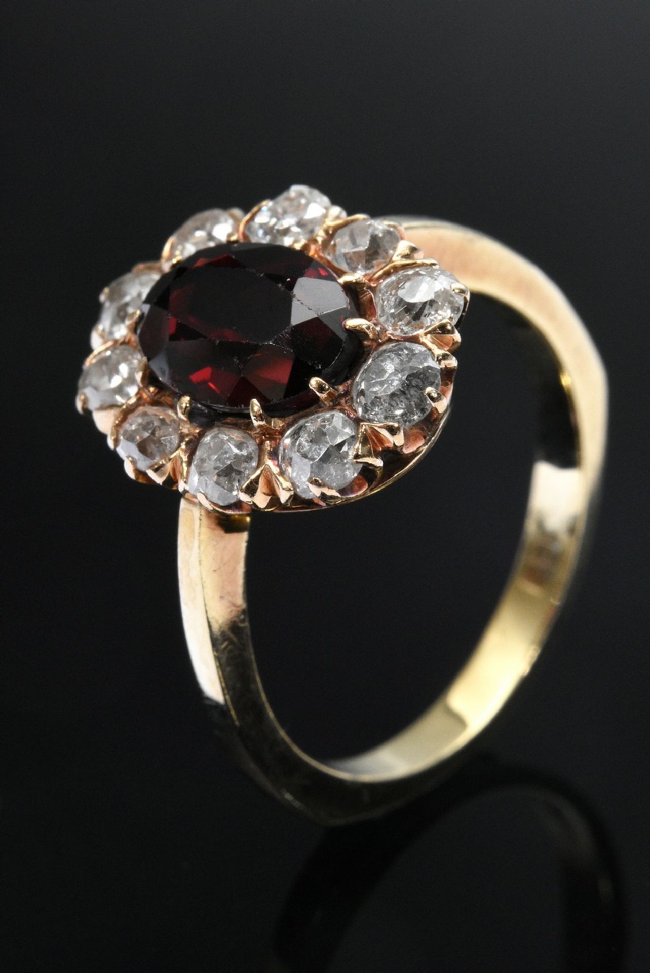 Gelbgold 585 Entourage Ring mit Almandin in Altschliffdiamantkranz (zus. ca.0.60ct/P/TCR-CR), 4,2g,