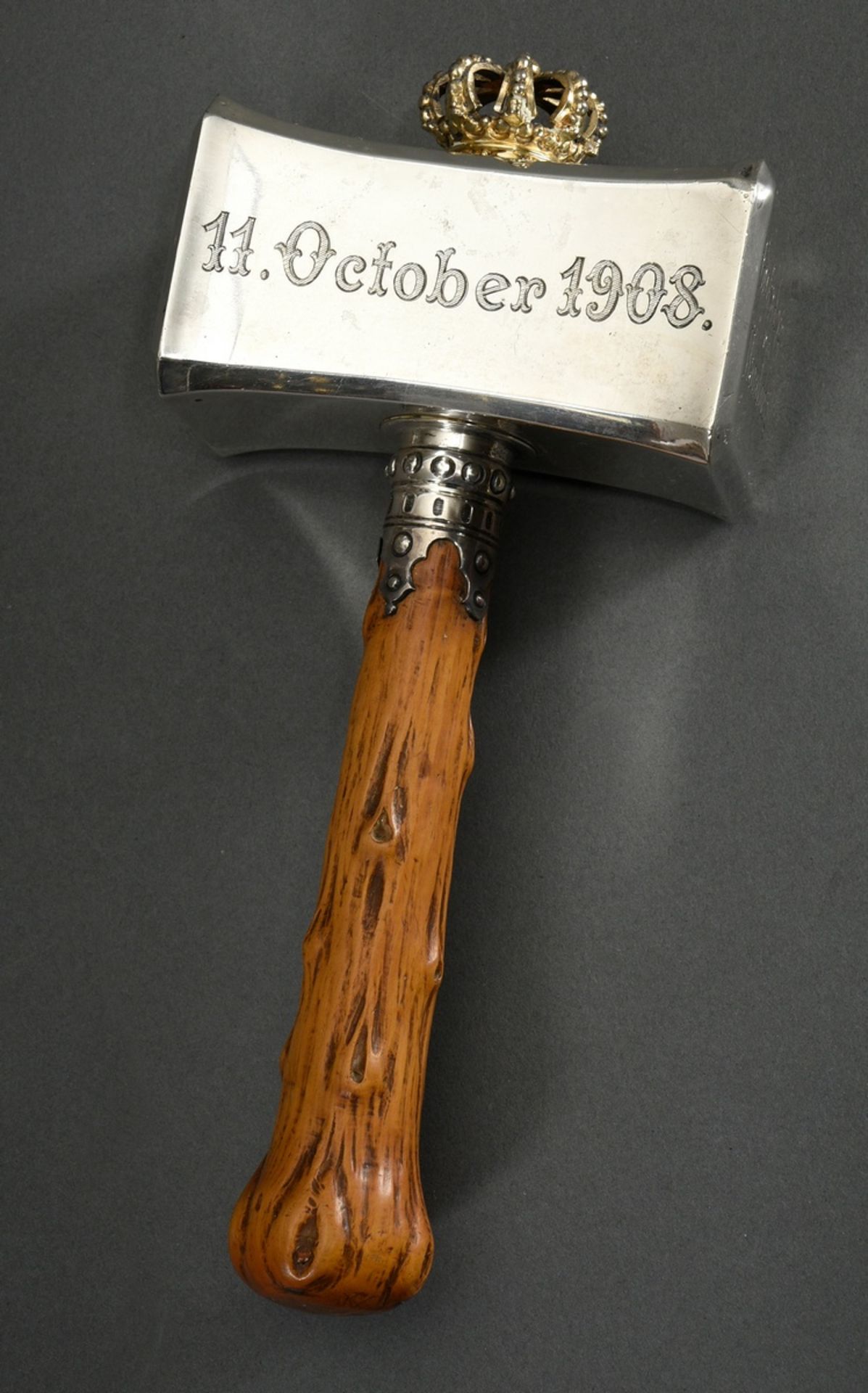 Important Masonic hammer with plastic imperial crown and wooden handle with branch hole trompe l'oe - Image 2 of 6