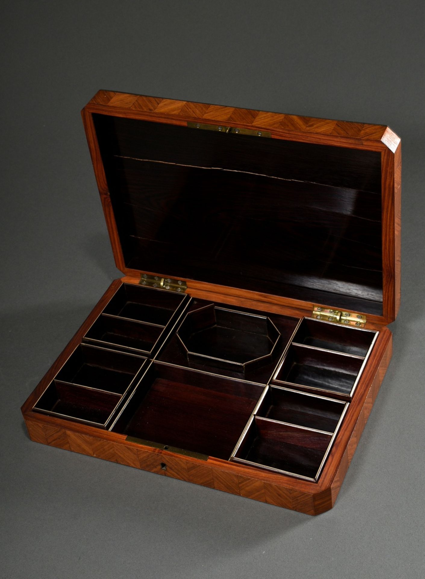 Flat box with bevelled corners and removable interior of 4 divided bowls, mahogany and rosewood ven - Image 4 of 4
