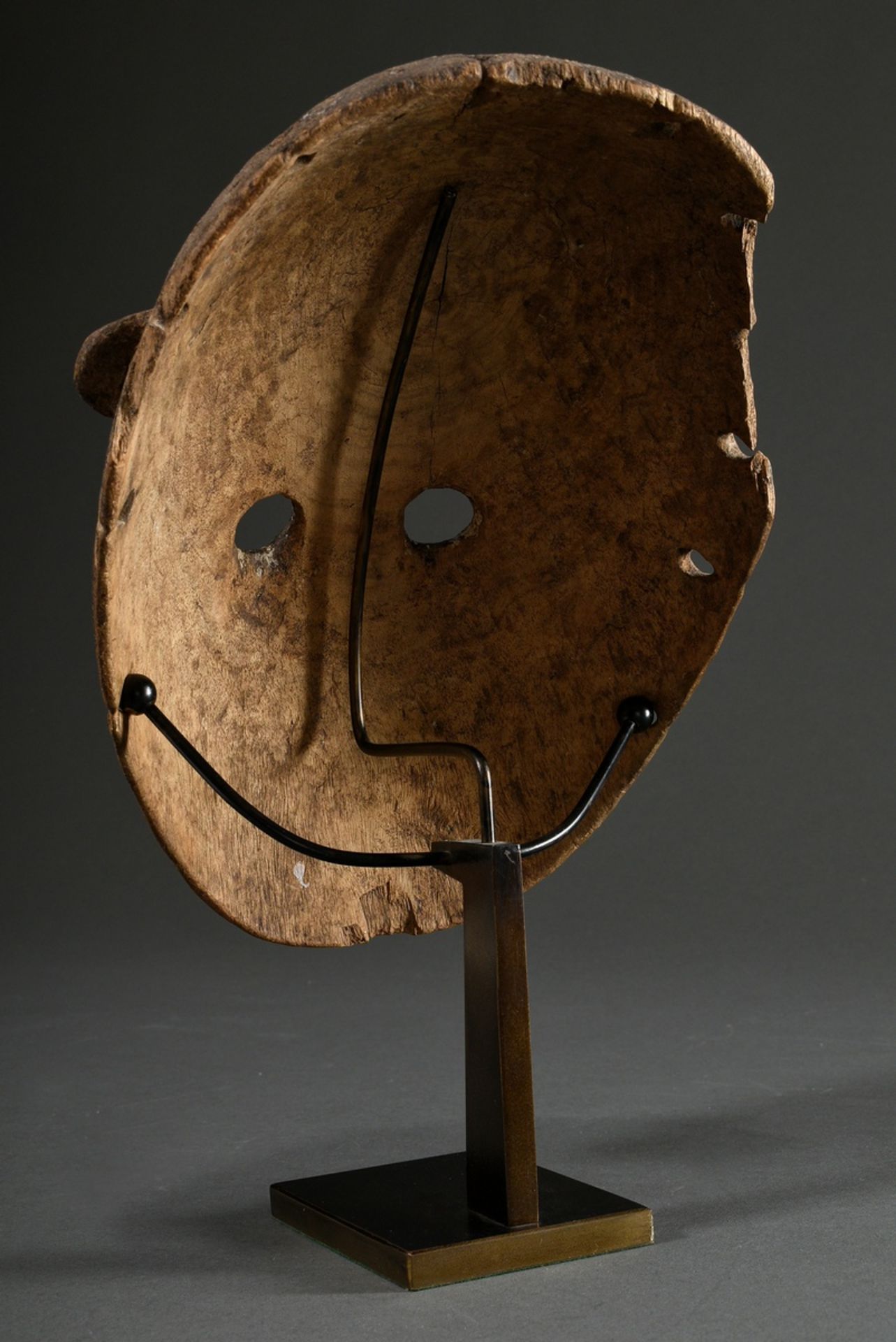 Dogon mask with round eyes, arrow nose, pointed mouth and small ears (the rare type of "Lion Mask"  - Image 4 of 5