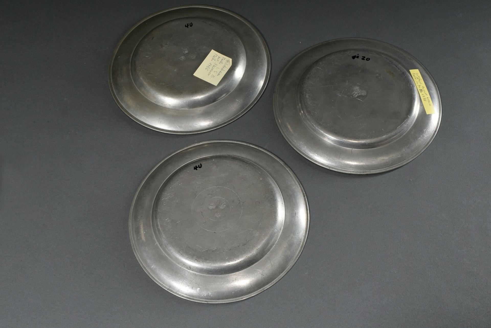 5 Various pieces of pewter, 18th century: 2 small Meissen plates with engraved owner's monograms "J - Image 11 of 14