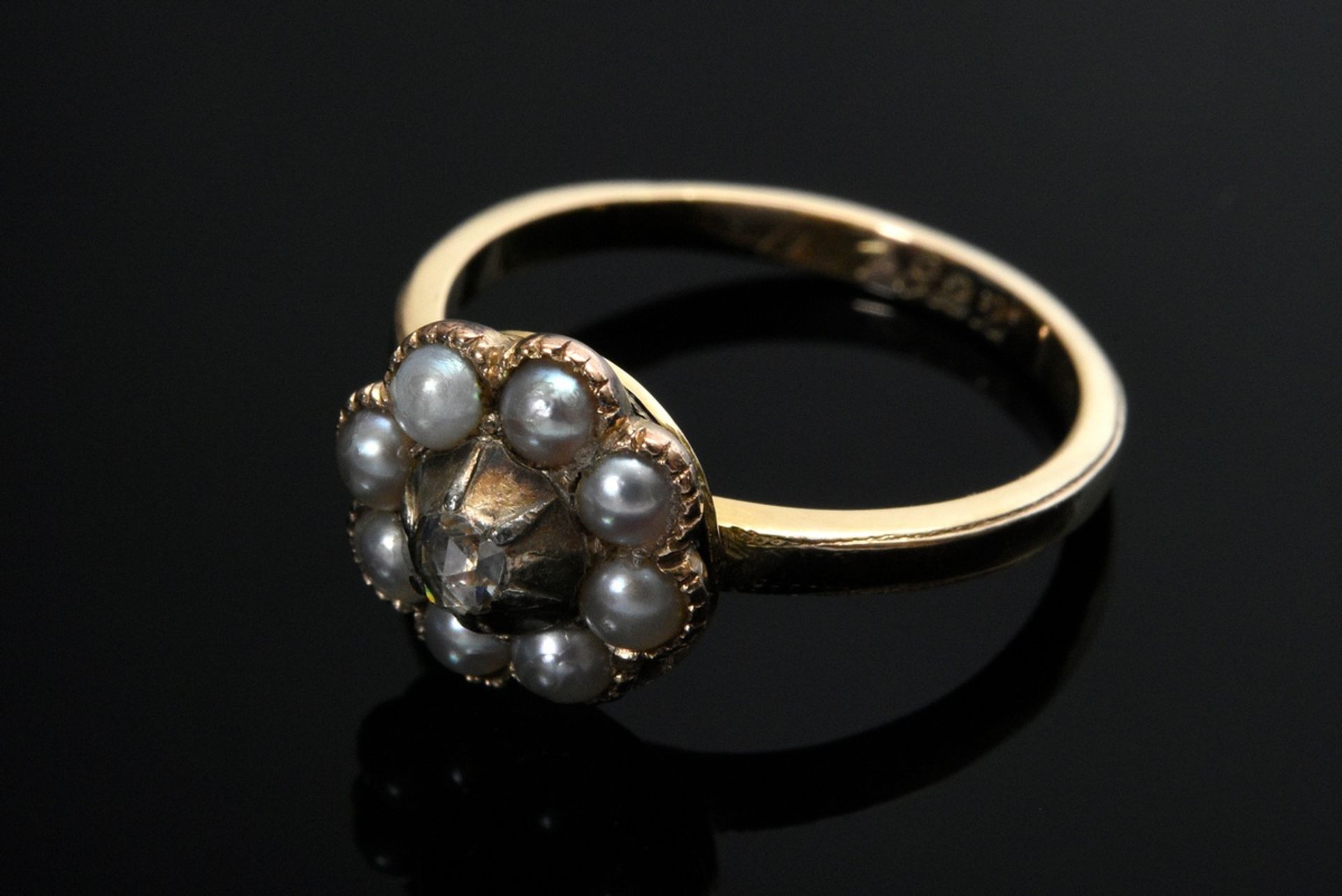 Zarter Gelbgold 585 Ring mit aufgesetzter Rosette aus 8 Saatperlen und Diamantrose, Schiene innen d - Bild 2 aus 4