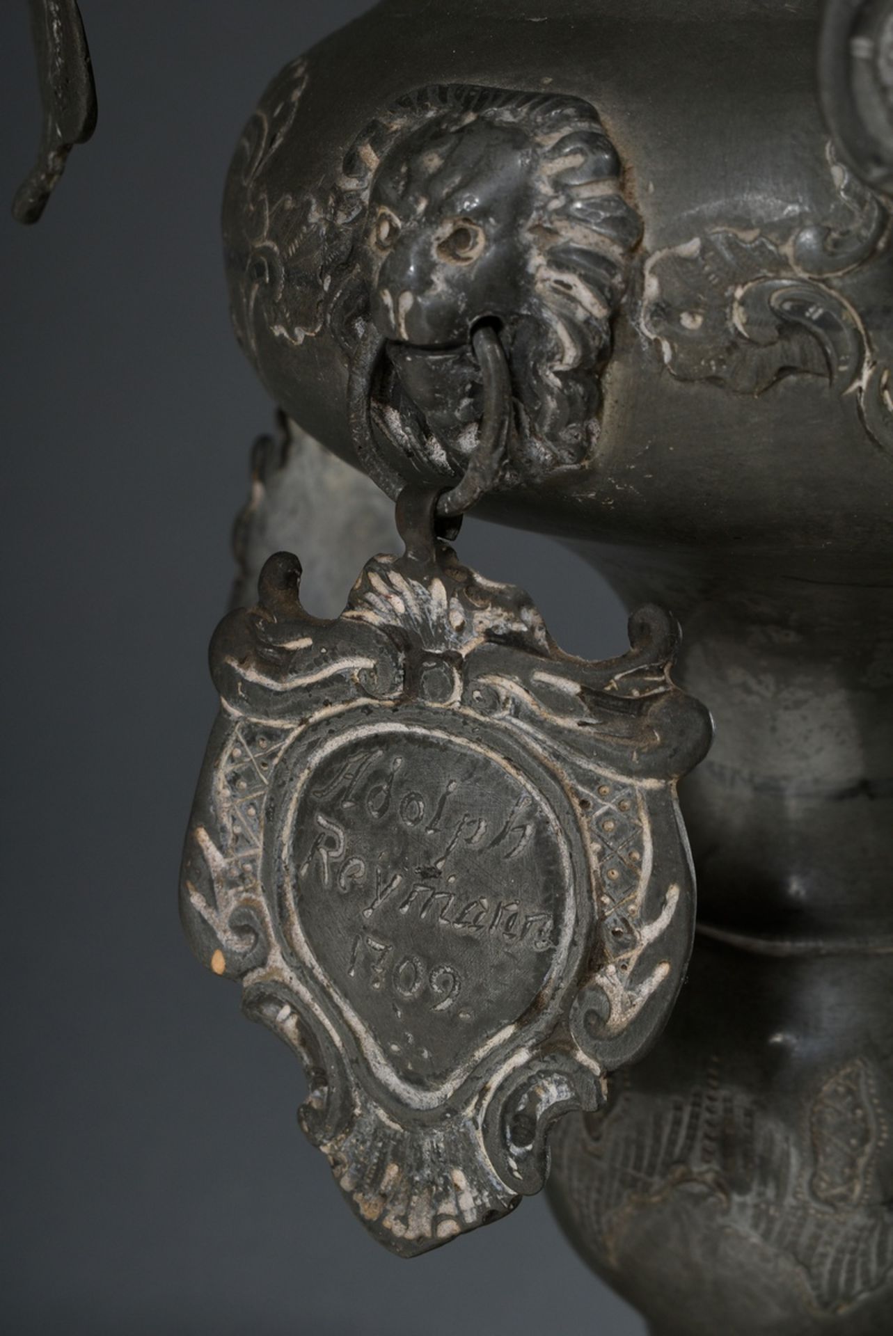 Pewter goblet of the Nuremberg sculptors with 8 attached shields and figural lid crowning, round ba - Image 5 of 14