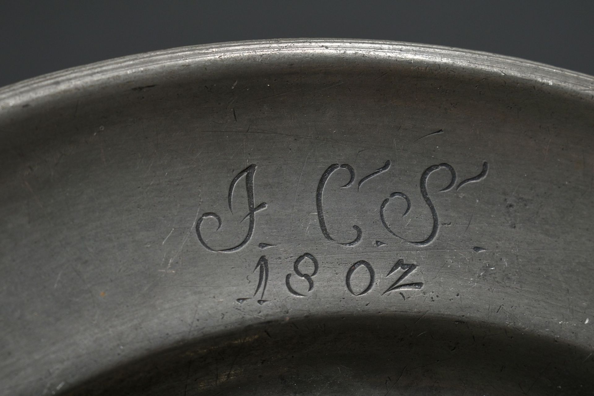 Paar kleine sächsische Zinnteller mit Monogrammgravuren "J.C.S. 1802", MZ: Gottlob Friedrich Berger - Bild 3 aus 7