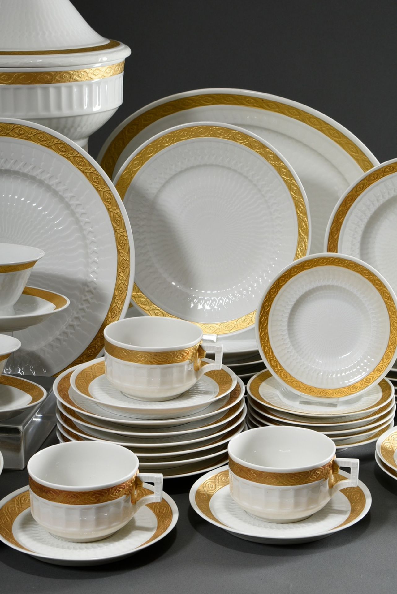 67 pieces Royal Copenhagen "Fan Gold", consisting of: 12 dinner plates (Ø 26cm, 11519), 11 small di - Image 3 of 4