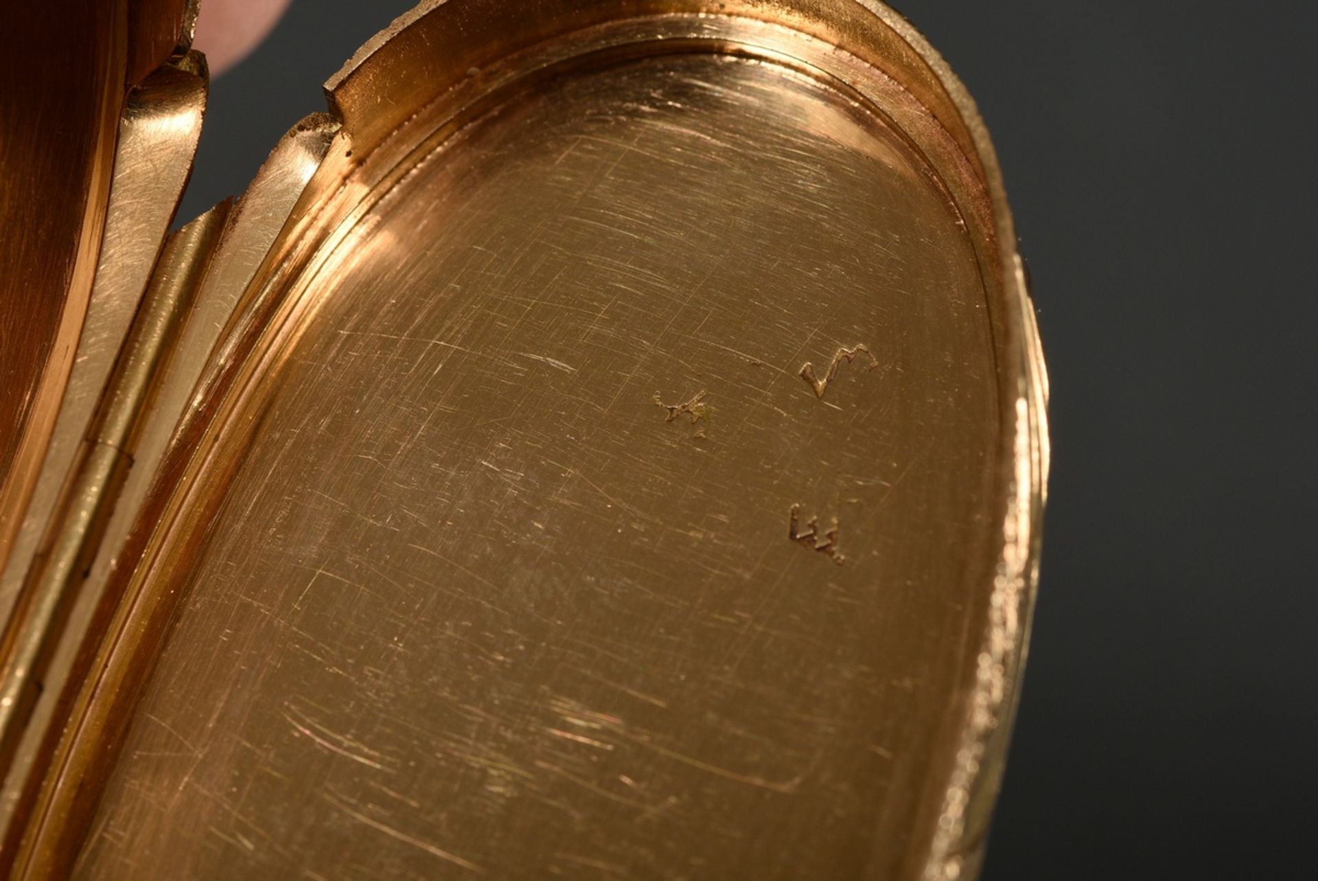 A very fine oval snuff box in tricolour gold, all sides geometrically chased with rocaille cartouch - Image 7 of 8