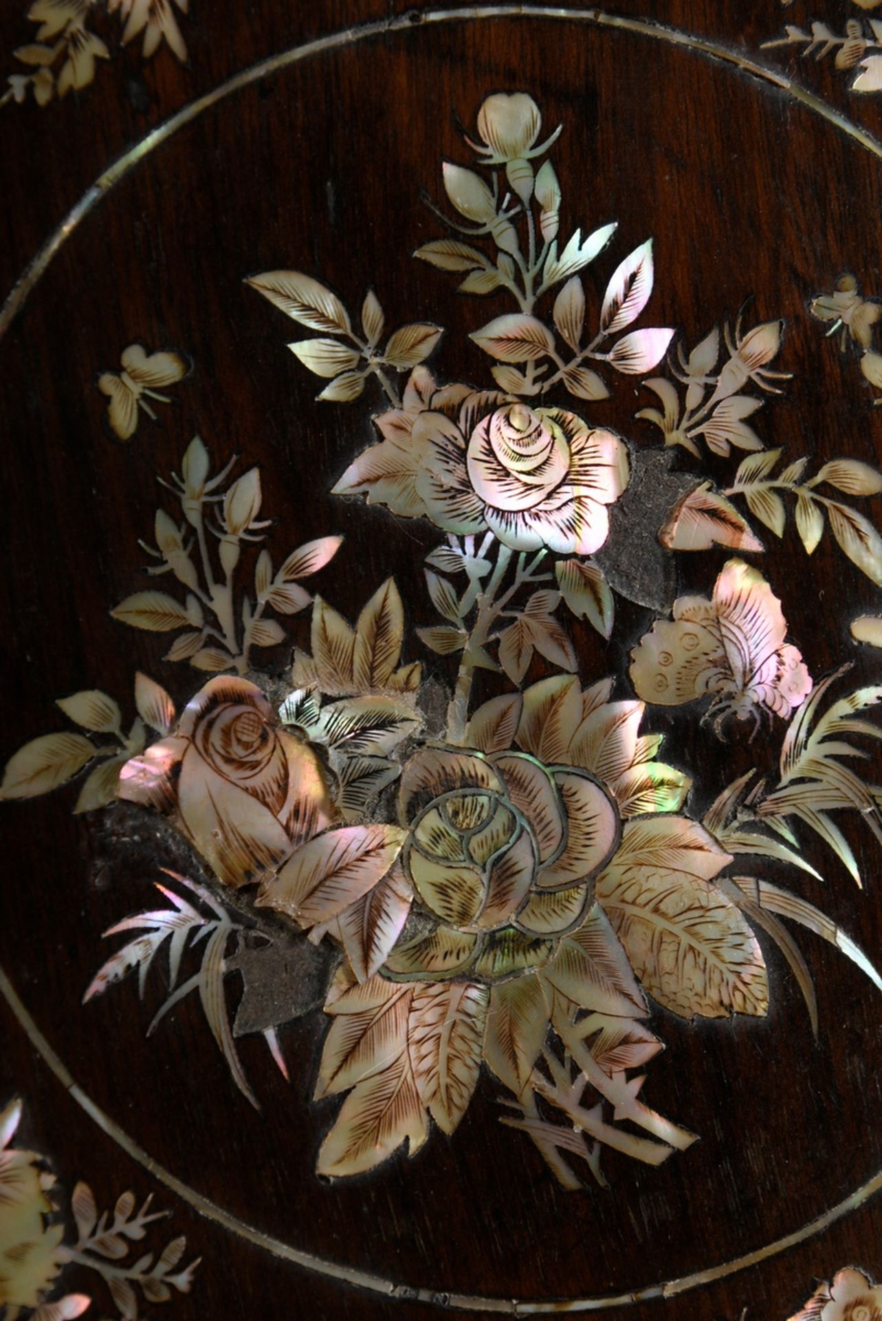 Große runde Holz Deckeldose mit Perlmutteinlagen "Blumen, Früchte und Vögel", Südchina um 1900, H. - Bild 3 aus 7