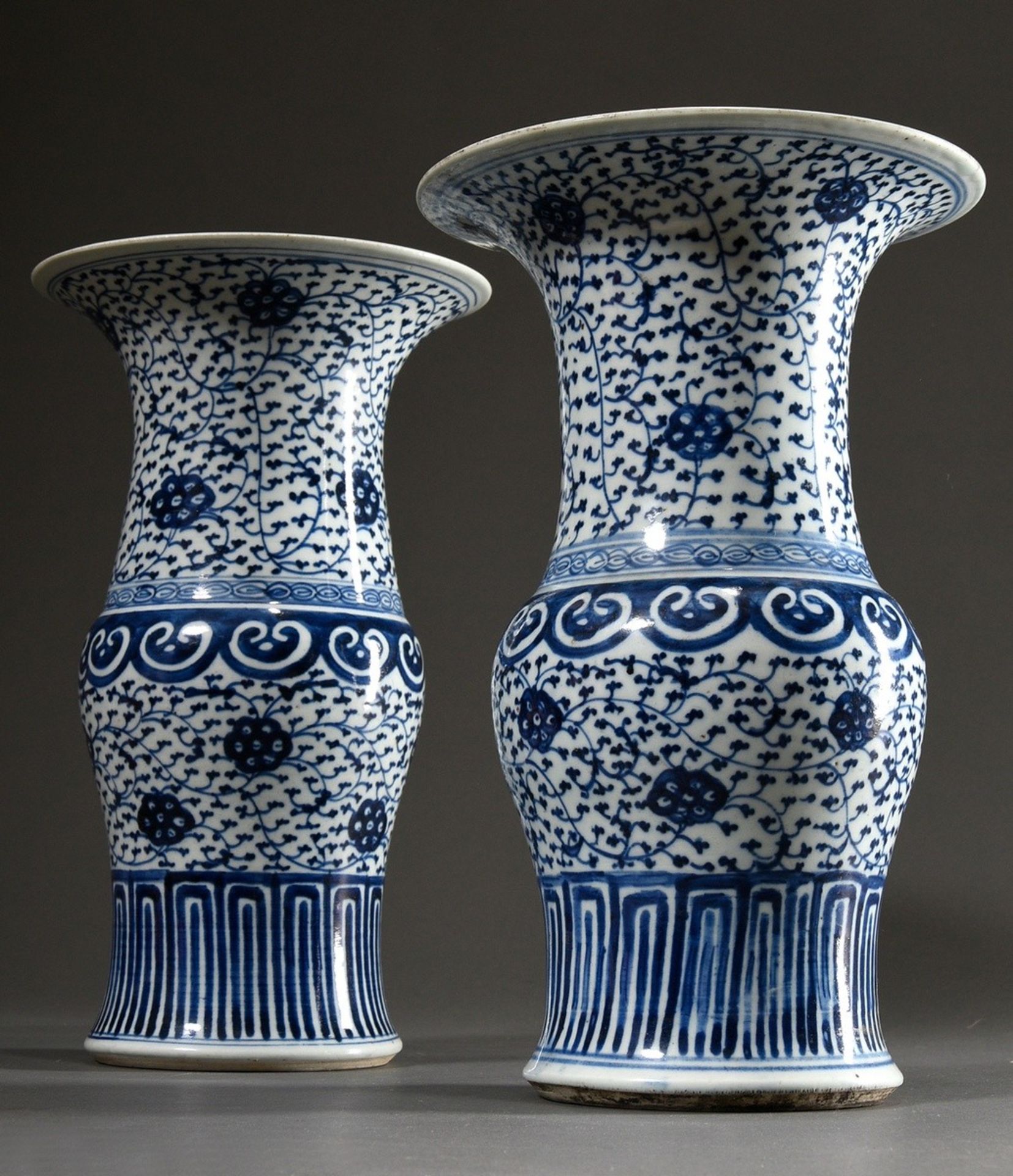 2 Chinesische Gu Porzellan Vase mit floralem Blaumalerei Dekor "Lotosranken" nach Ming Vorbild, 19. - Bild 2 aus 4