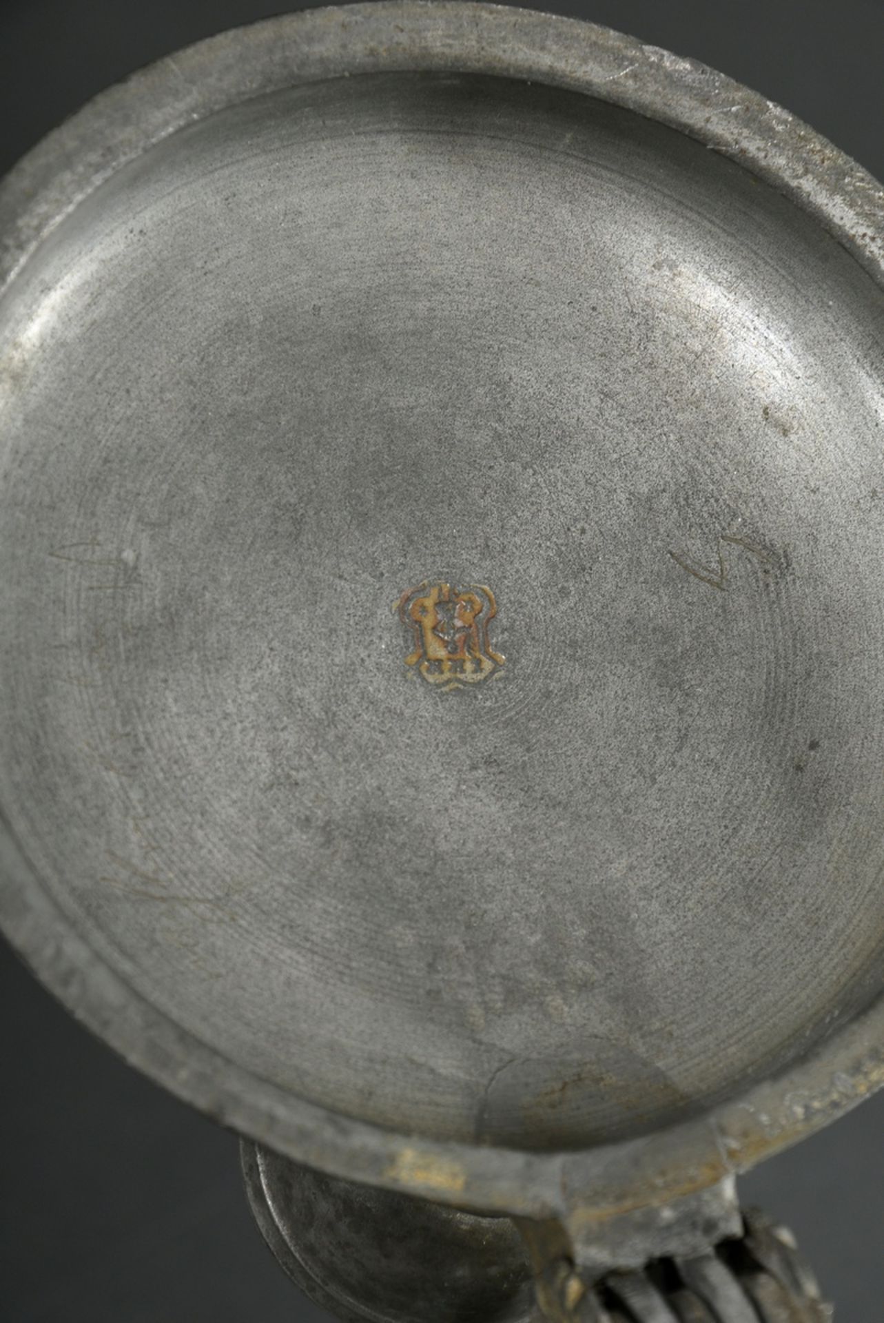 Schrezheimer Walzenkrug in Zylinderform mit Ohrenhenkel, Fayence weiß glasiert mit feiner Scharffeu - Bild 7 aus 10
