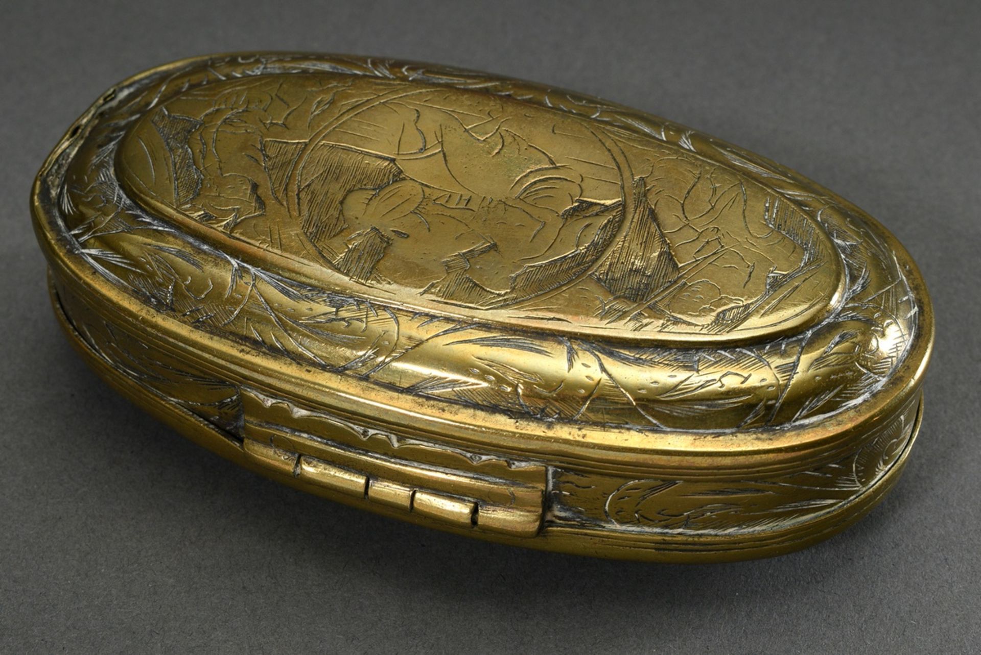 Oval Dutch snuff box with finely engraved scenes in tondi "Drinking couple" (inscribed: dat edel Na - Image 2 of 4