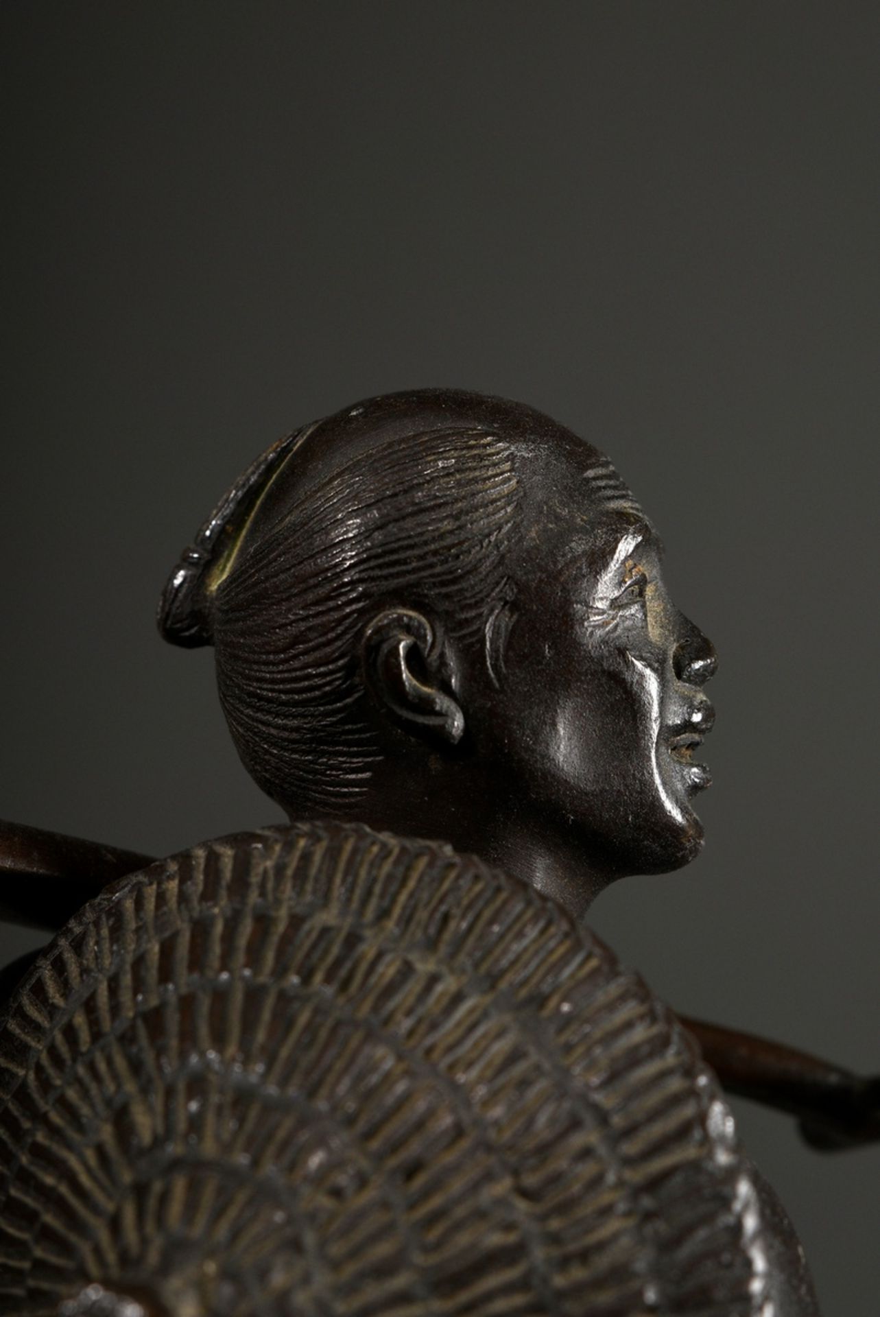 Small Japanese bronze "Fisherman", marked: Shûkô (Hidemitsu) kansei, Meiji period, around 1880, h. - Image 5 of 7