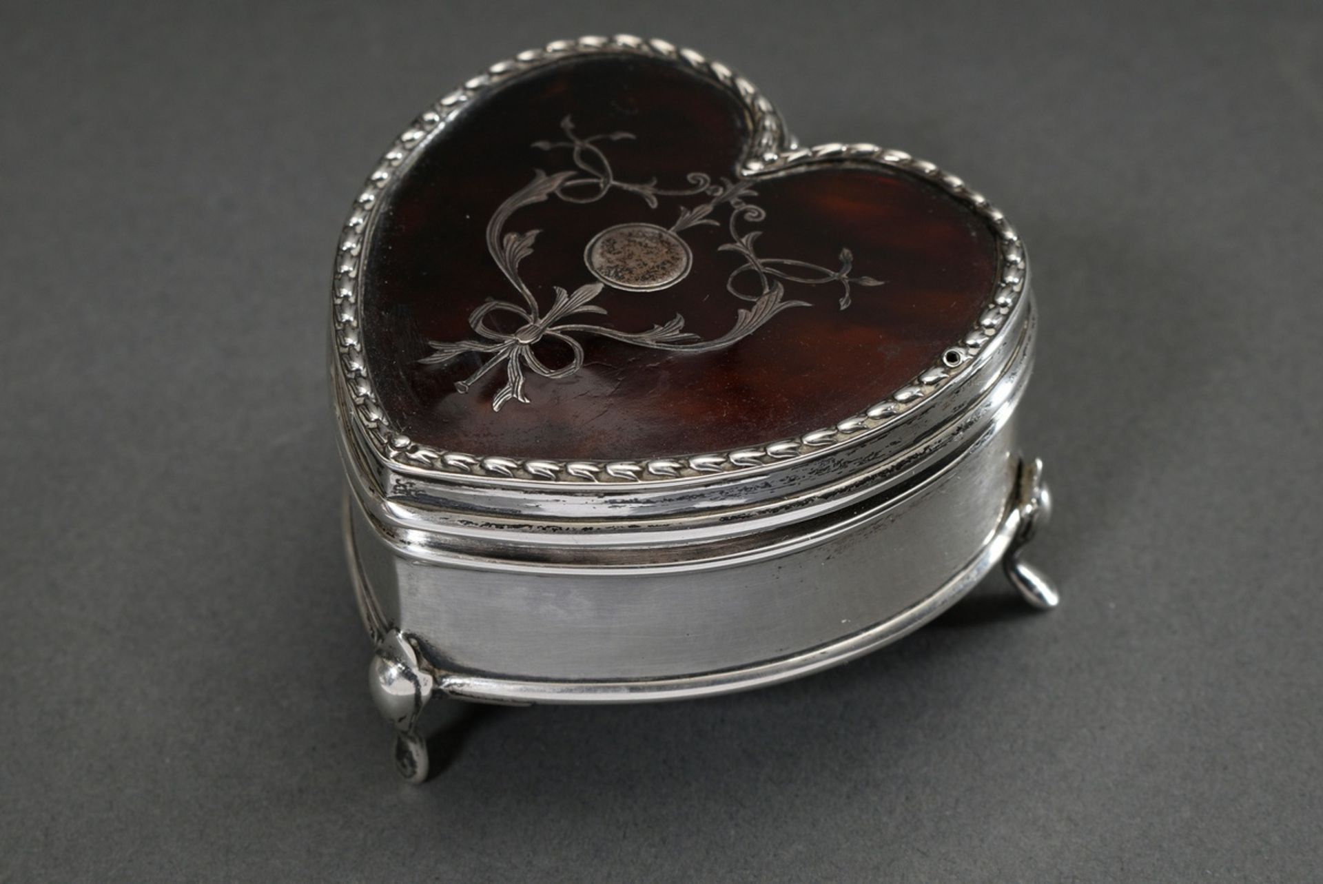 English jewellery box in the shape of a heart with ornamental inlays in the tortoiseshell lid and s - Image 4 of 7