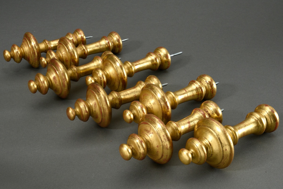 8 Turned curtain holders in baluster form for 4 windows, wood gilded over bolus ground, l. 20cm, tr - Image 2 of 3