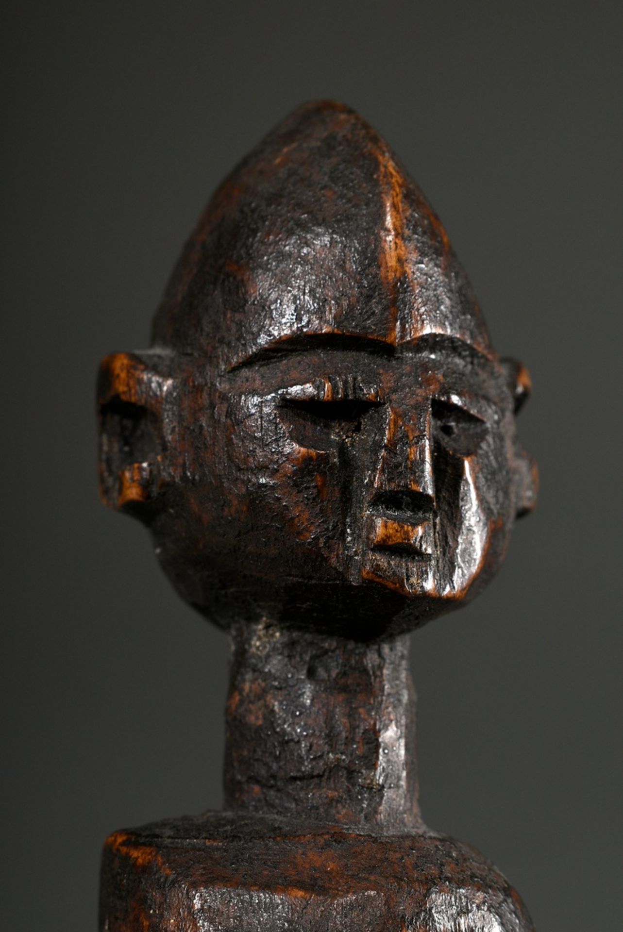 Kleine Dogon Figur, Holz geschnitzt mit Gebrauchspatina, Mali 20.Jh., H. 17,3cm - Bild 4 aus 4