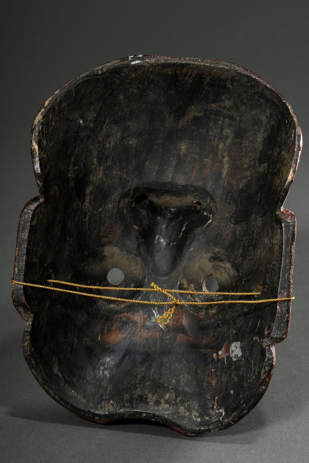 Kagura Maske "Langnasen Tengu", Holz mit roter Lackfassung, Japan, 19.Jh., H. 20,5cm, teilweise bes - Bild 5 aus 5
