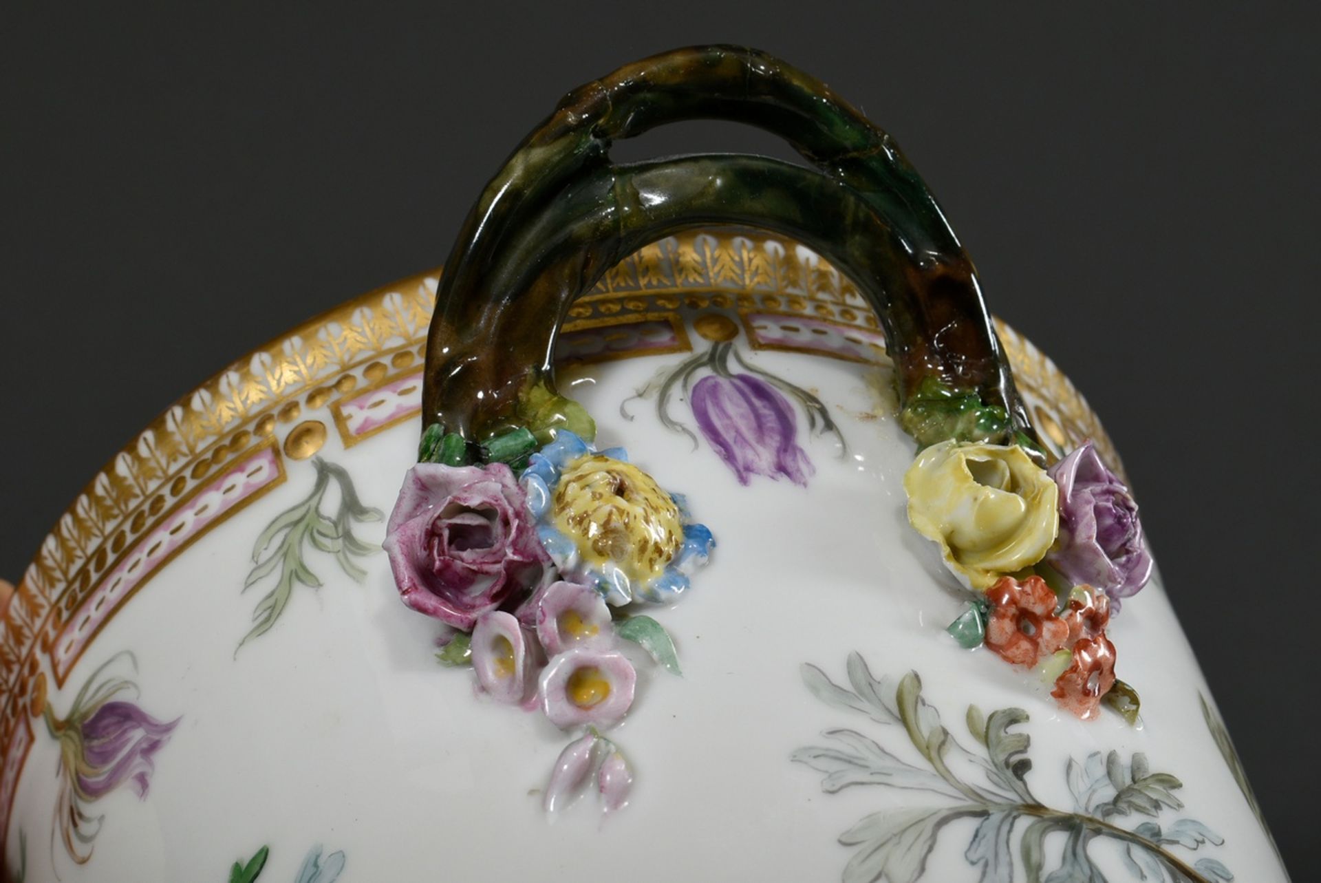 2 Royal Copenhagen "Flora Danica" Übertöpfe mit umlaufender polychromer Bemalung, Asthenkeln, plast - Bild 9 aus 11