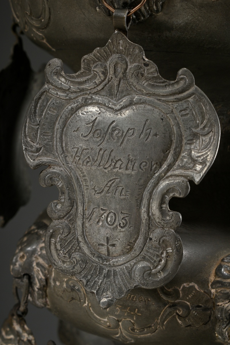 Pewter goblet of the Nuremberg sculptors with 8 attached shields and figural lid crowning, round ba - Image 4 of 14