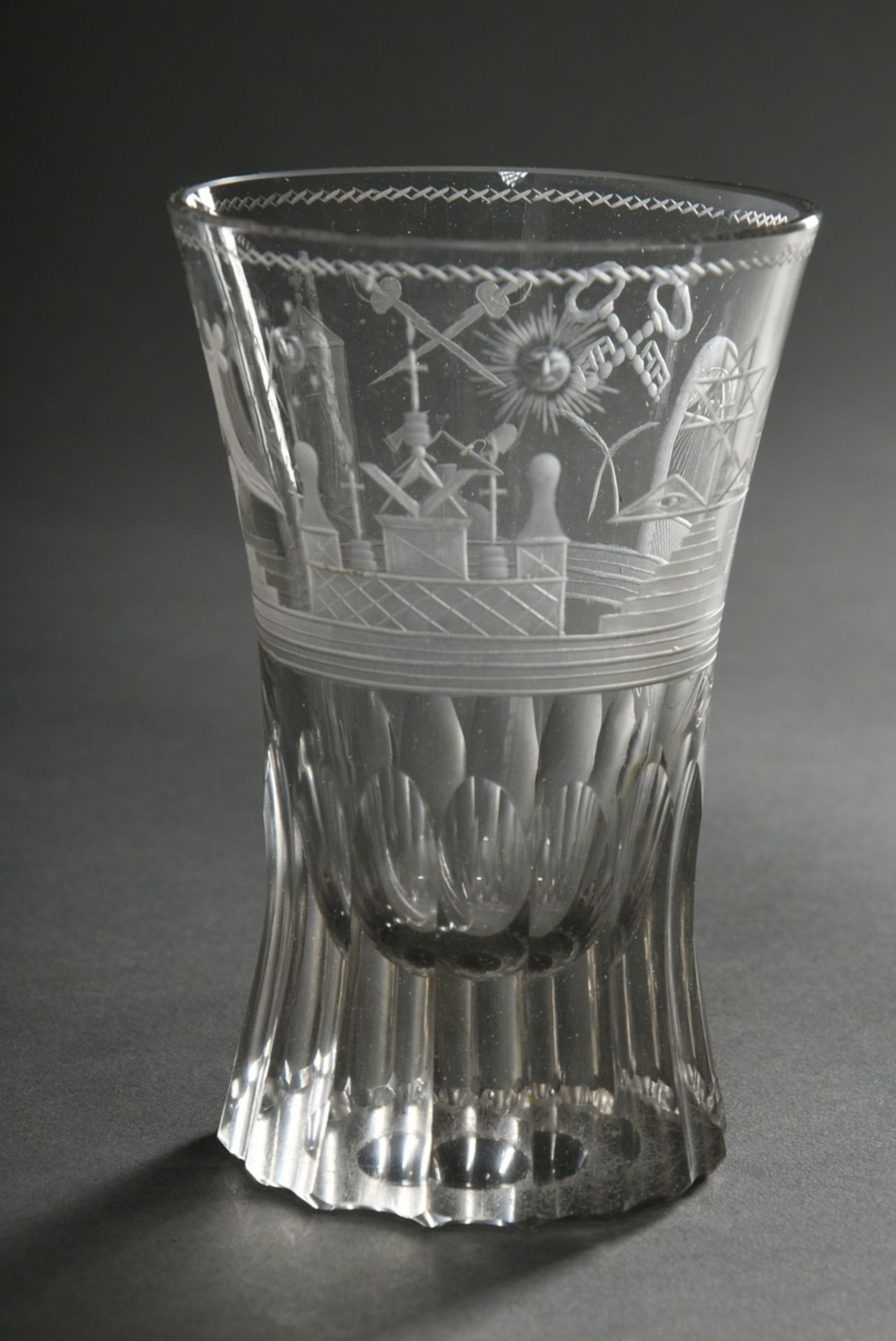Masonic glass with surrounding border, rich mat and blank cut symbolism as well as 16-pass notch fa - Image 2 of 5