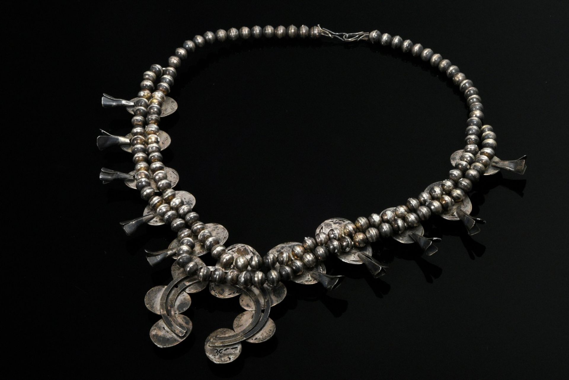 Navajo Silber "Squash Blossom" Collier, zweisträngiges Exemplar mit 10 Blüten an unregelmäßigen Tür - Bild 3 aus 3