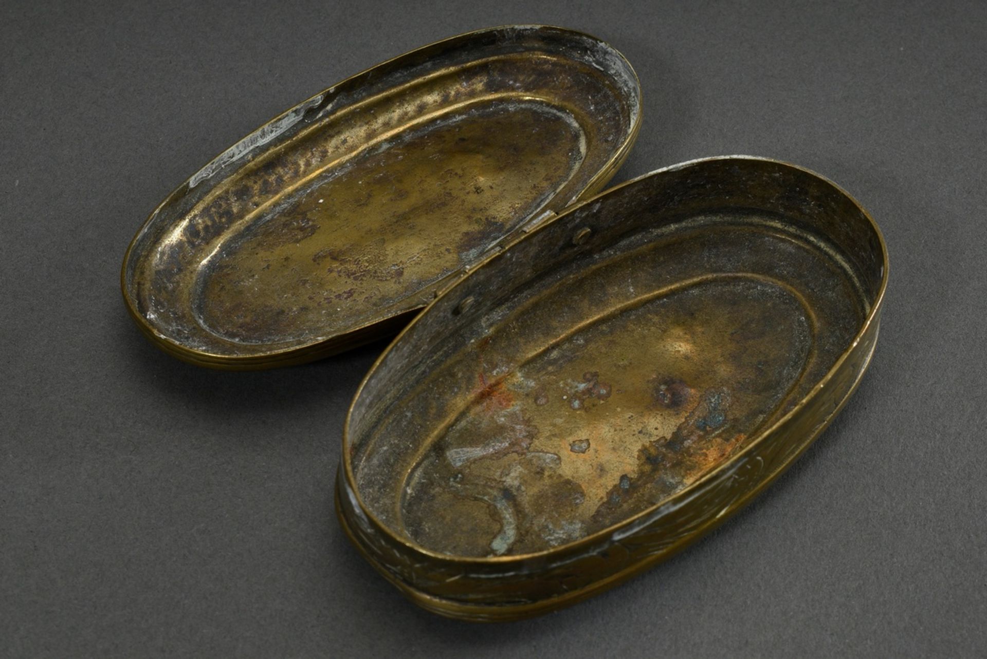 Oval Dutch snuff box with finely engraved scenes in tondi "Drinking couple" (inscribed: dat edel Na - Image 3 of 4