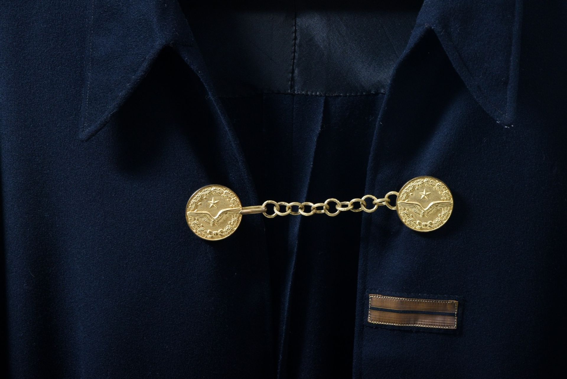 French aviator cape with brass clasp and chain, dark blue wool - Image 2 of 3