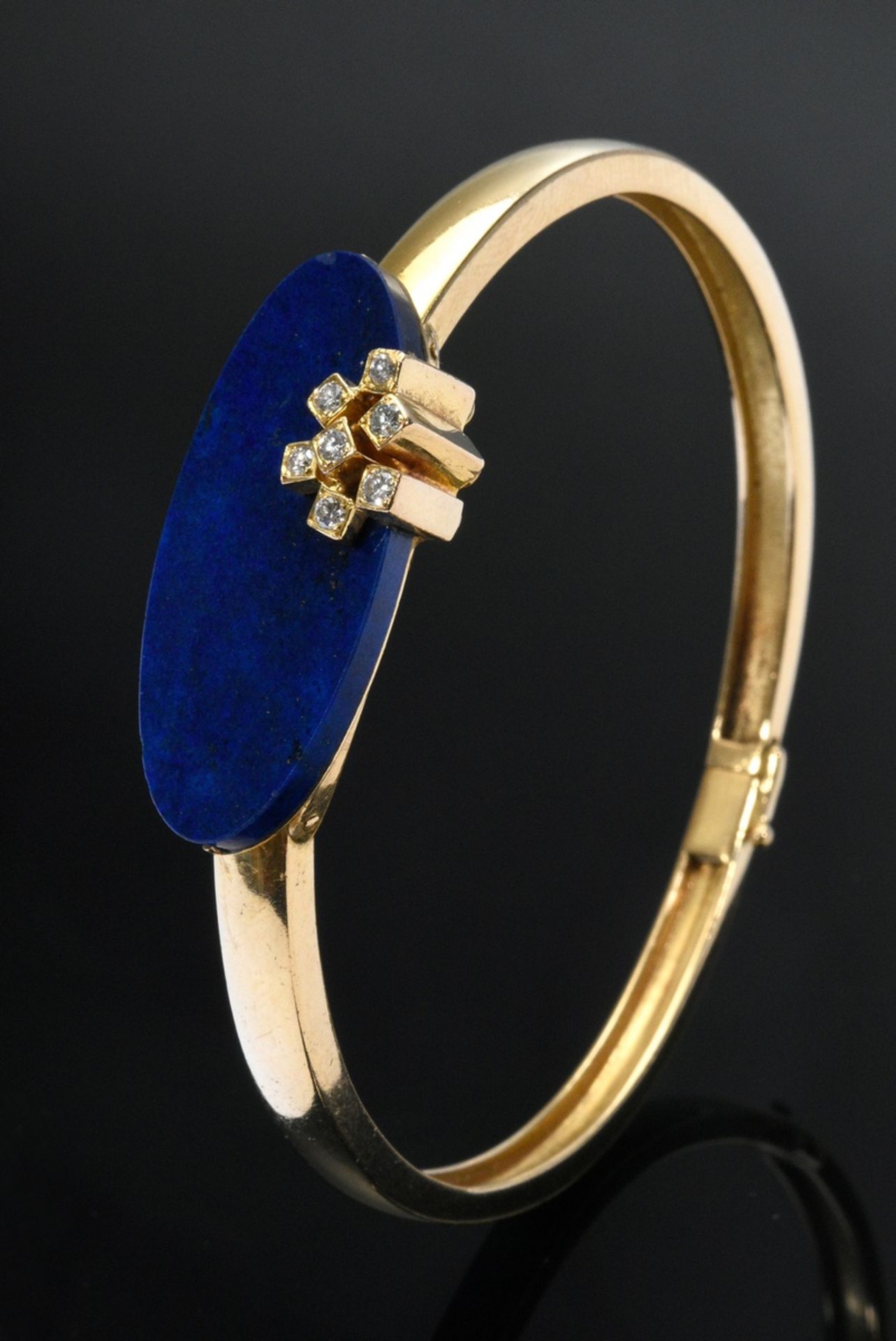 Ovaler Gelbgold 750 Armreif mit Brillanten (zus. ca. 0.15ct/SI/W) auf Lapislazuli Platte, 25,6g, 5,