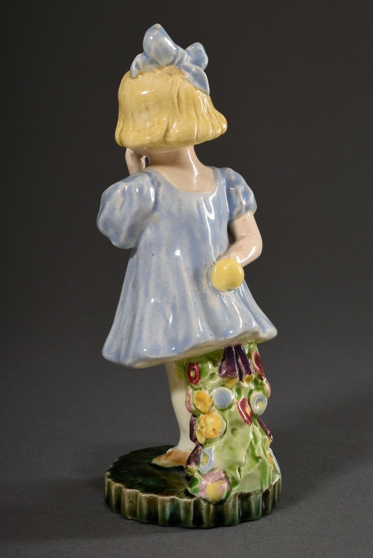 Figur "Kleines Mädchen mit Blumen", sign. Flora Busch, Boden mit Signet der Wiener Kunstkeramische - Bild 3 aus 5