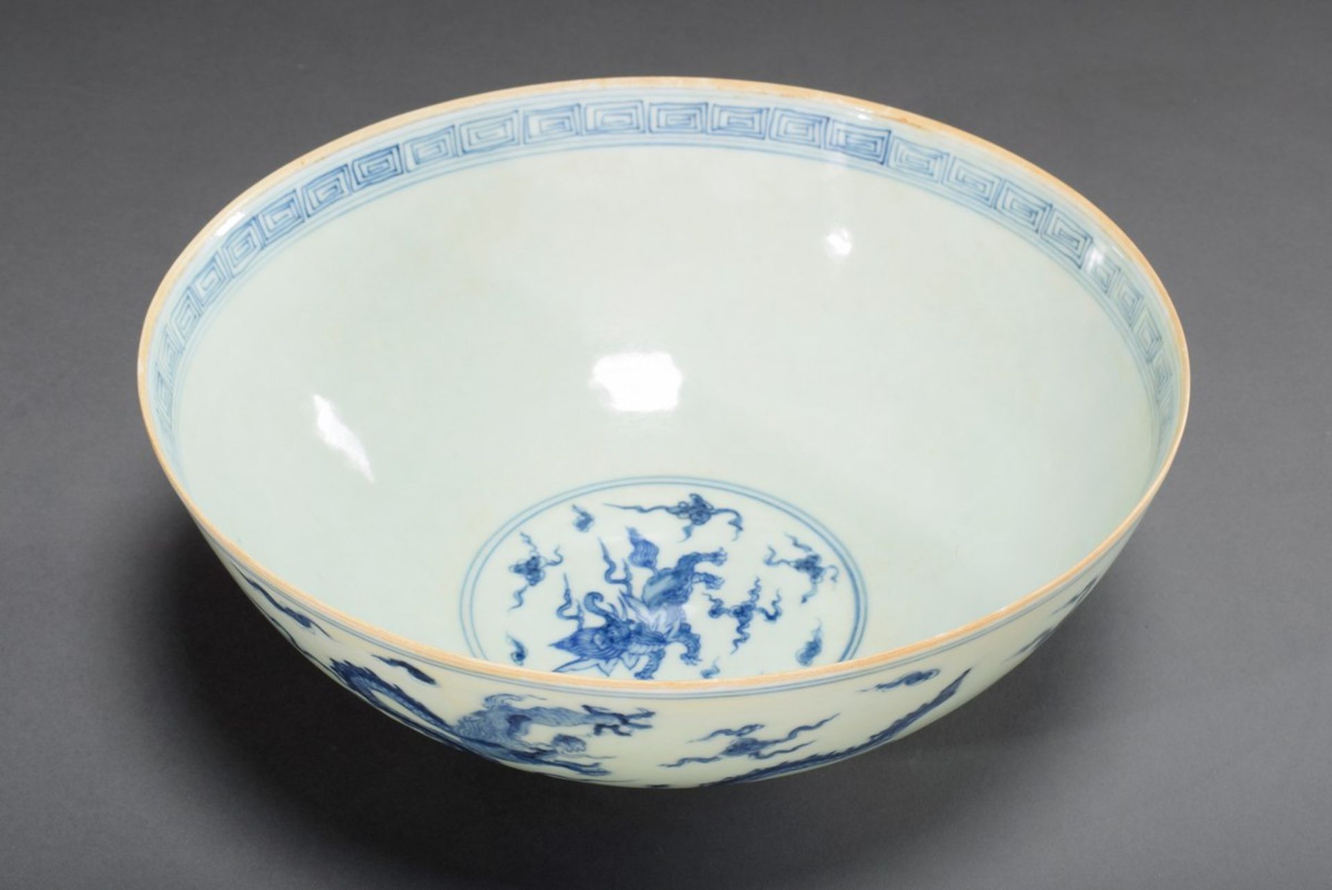 Dünnwandige chinesische Porzellan Schale mit Blaumalerei Dekor "Wolkendrachen" und "Baku", am Boden - Bild 2 aus 6