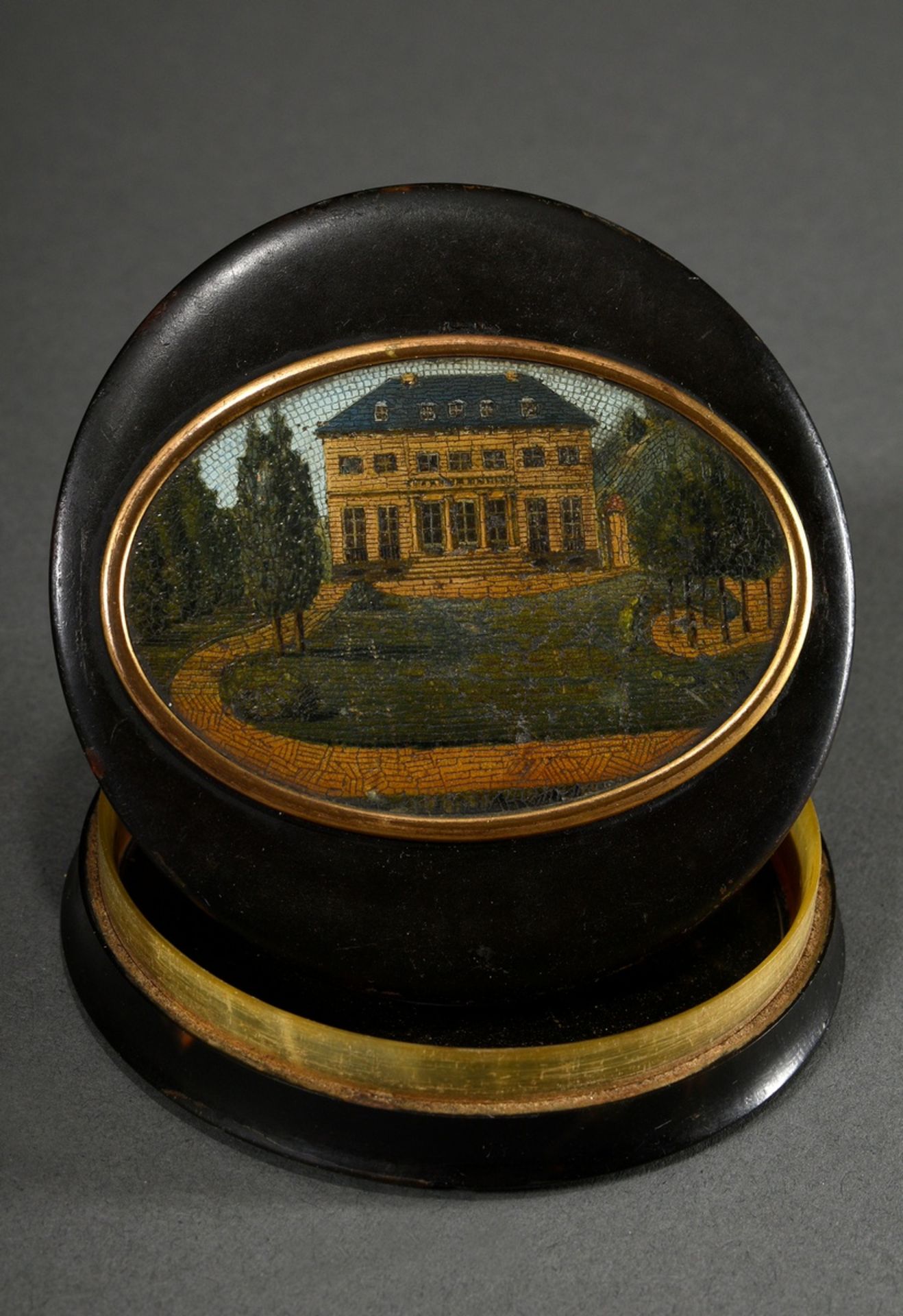 Round snuff box with fine micromosaic trompe l'oeil lacquer painting "Manor House" on wood in oval 