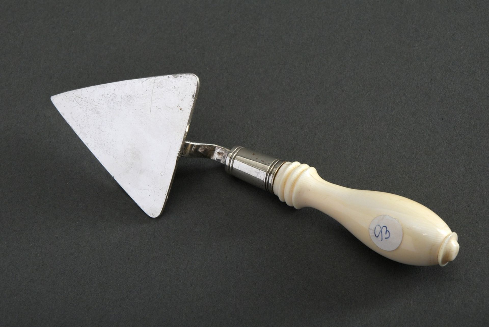 Small mason's trowel with turned ivory handle and silver attachment, 19th century, l. 15cm, Cf.: Mu - Image 2 of 5