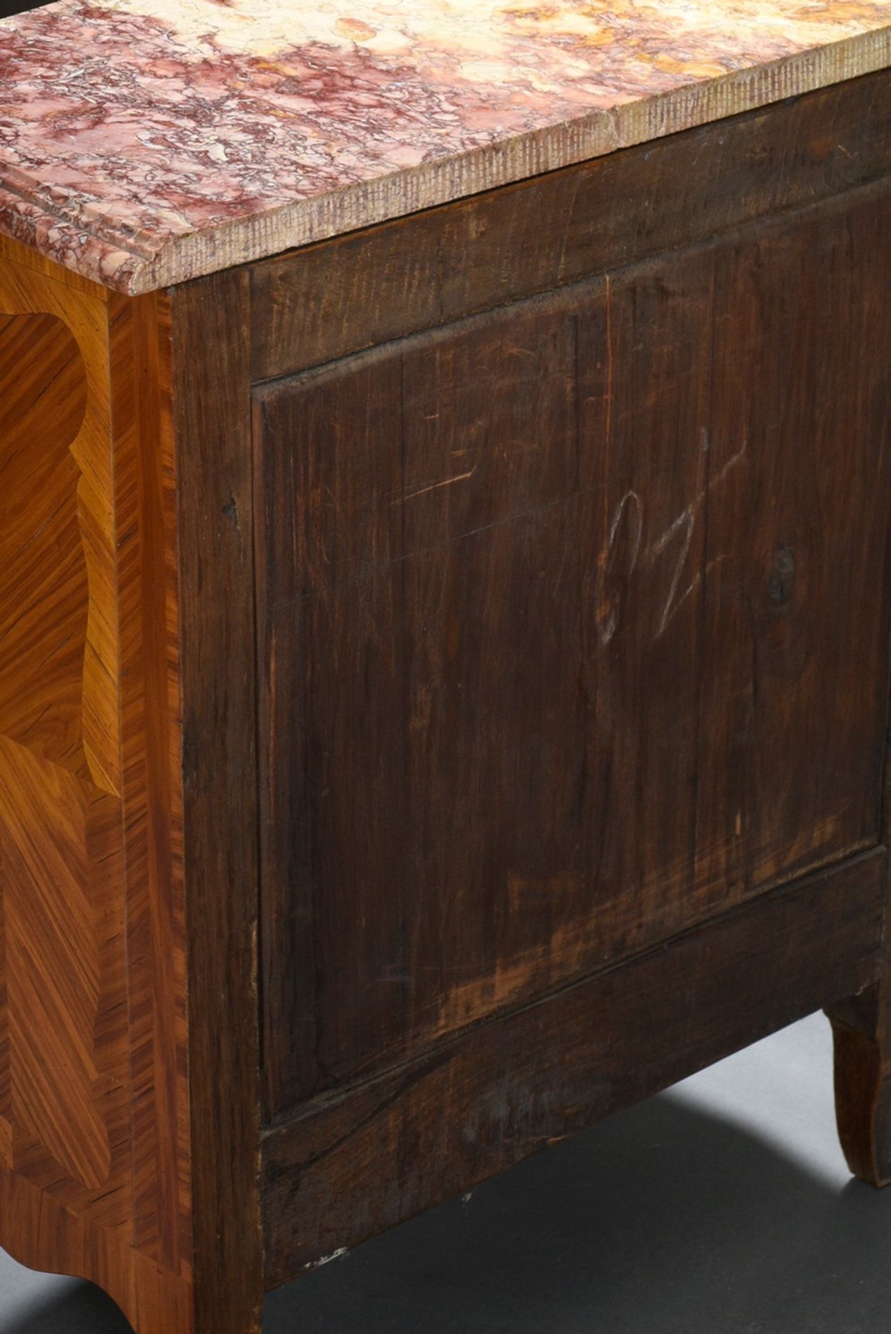 Small chiffonnier with rosewood herringbone marquetry and reddish marble top as well as gilded bron - Image 10 of 10